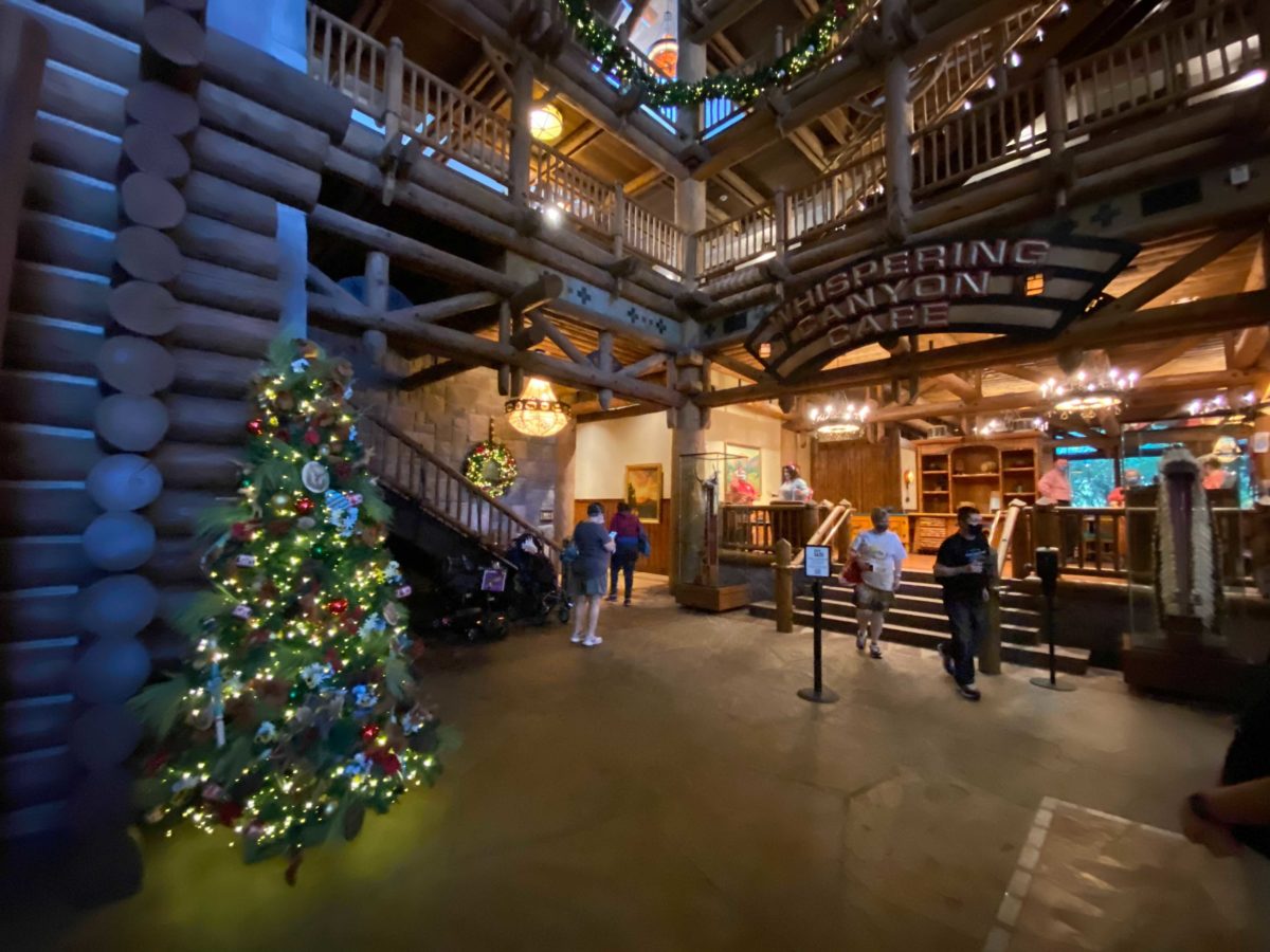 wilderness-lodge-christmas-6-8433934