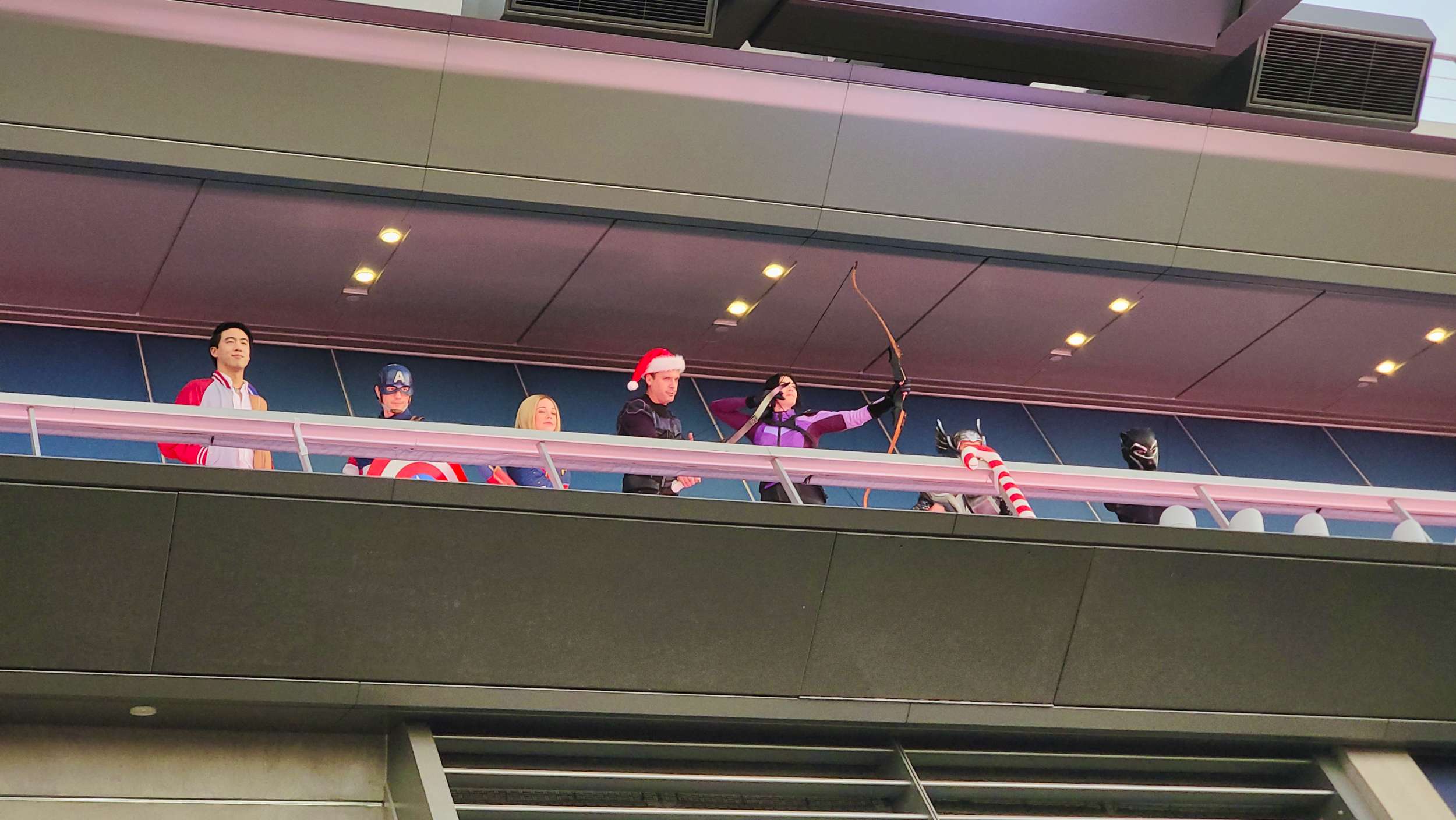 avengers-christmas-card-photo-hawkeye-show