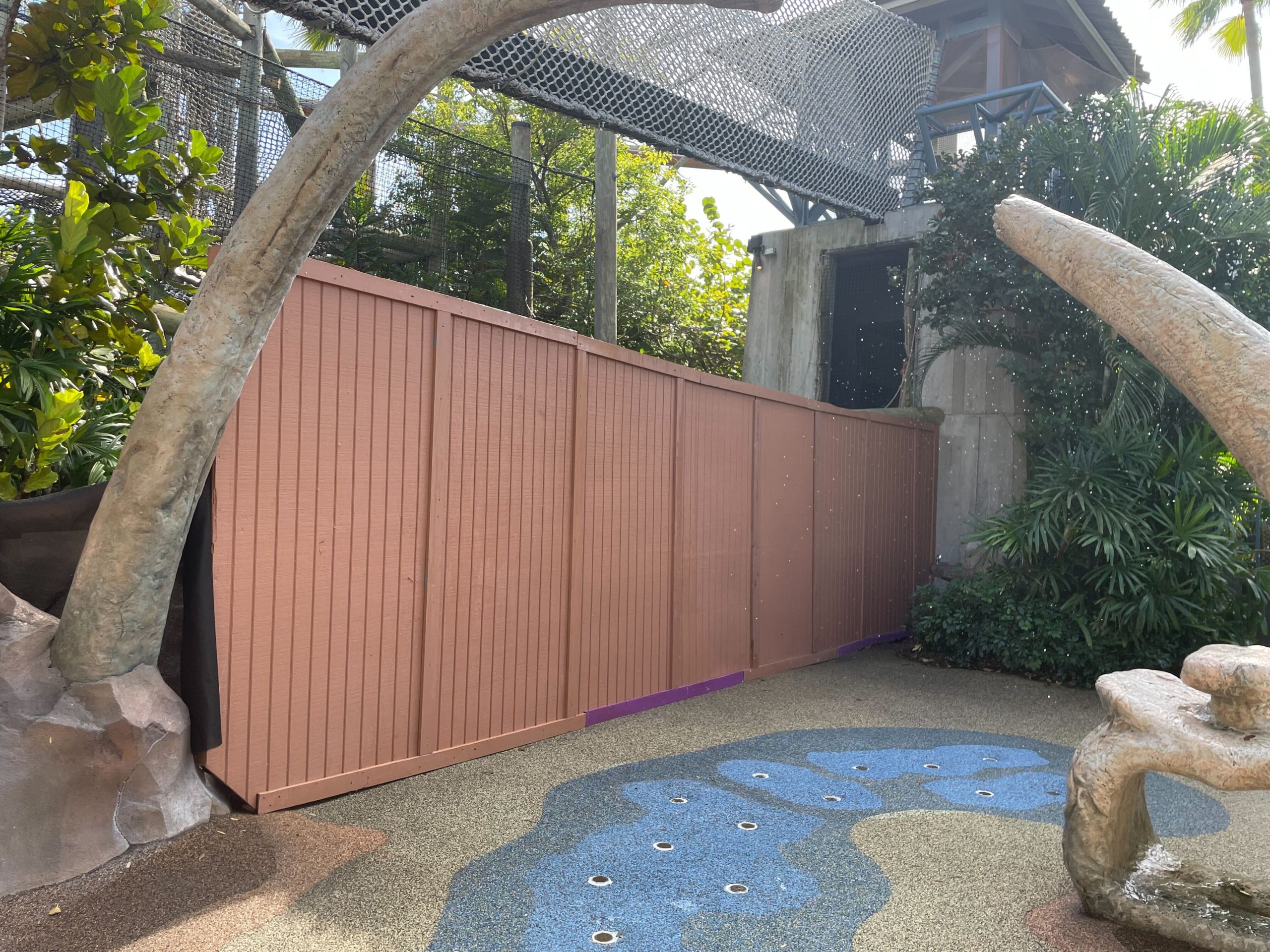 camp-jurassic-construction-walls-9748270