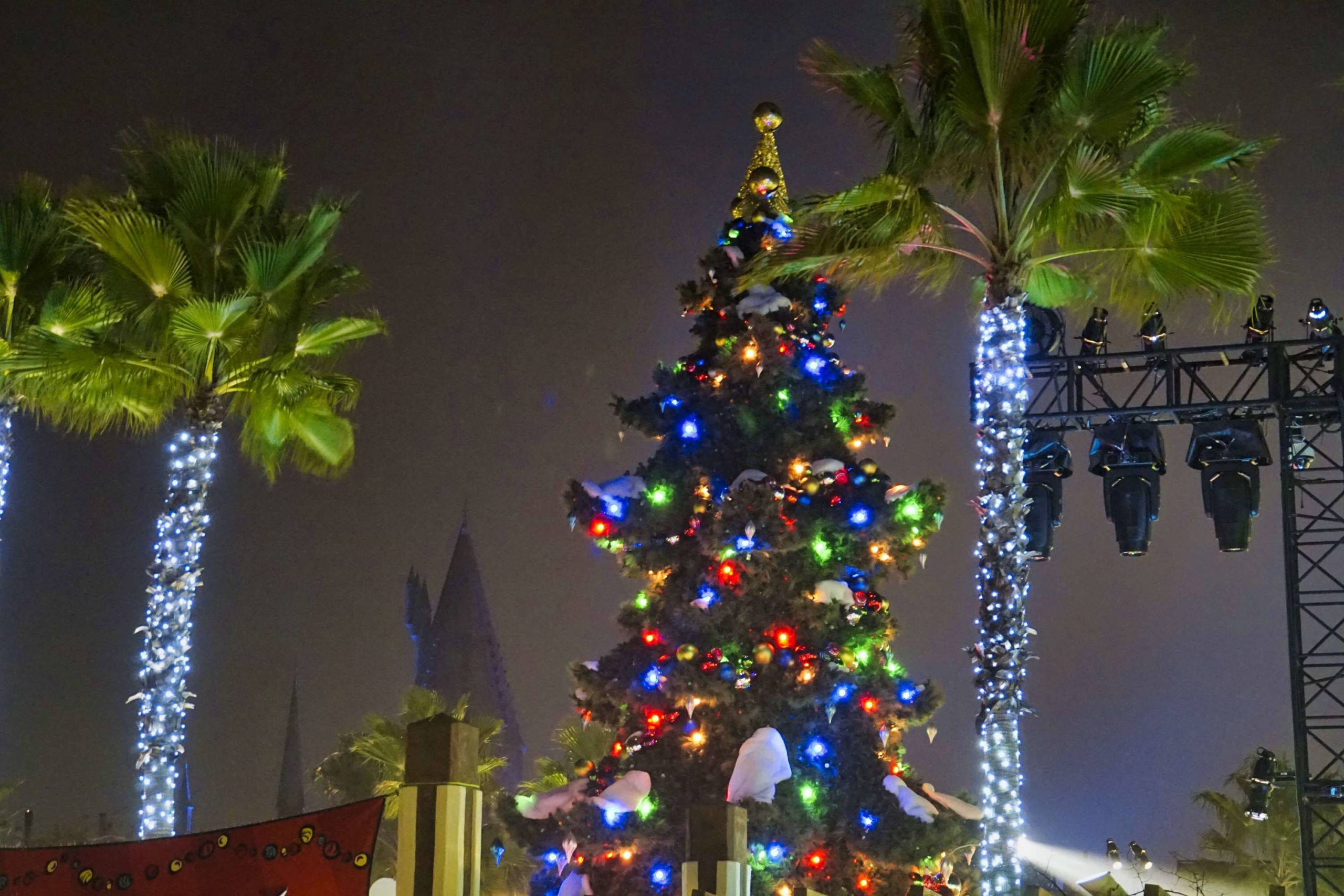 ush-grinchmas-tree-and-hogwarts-castle