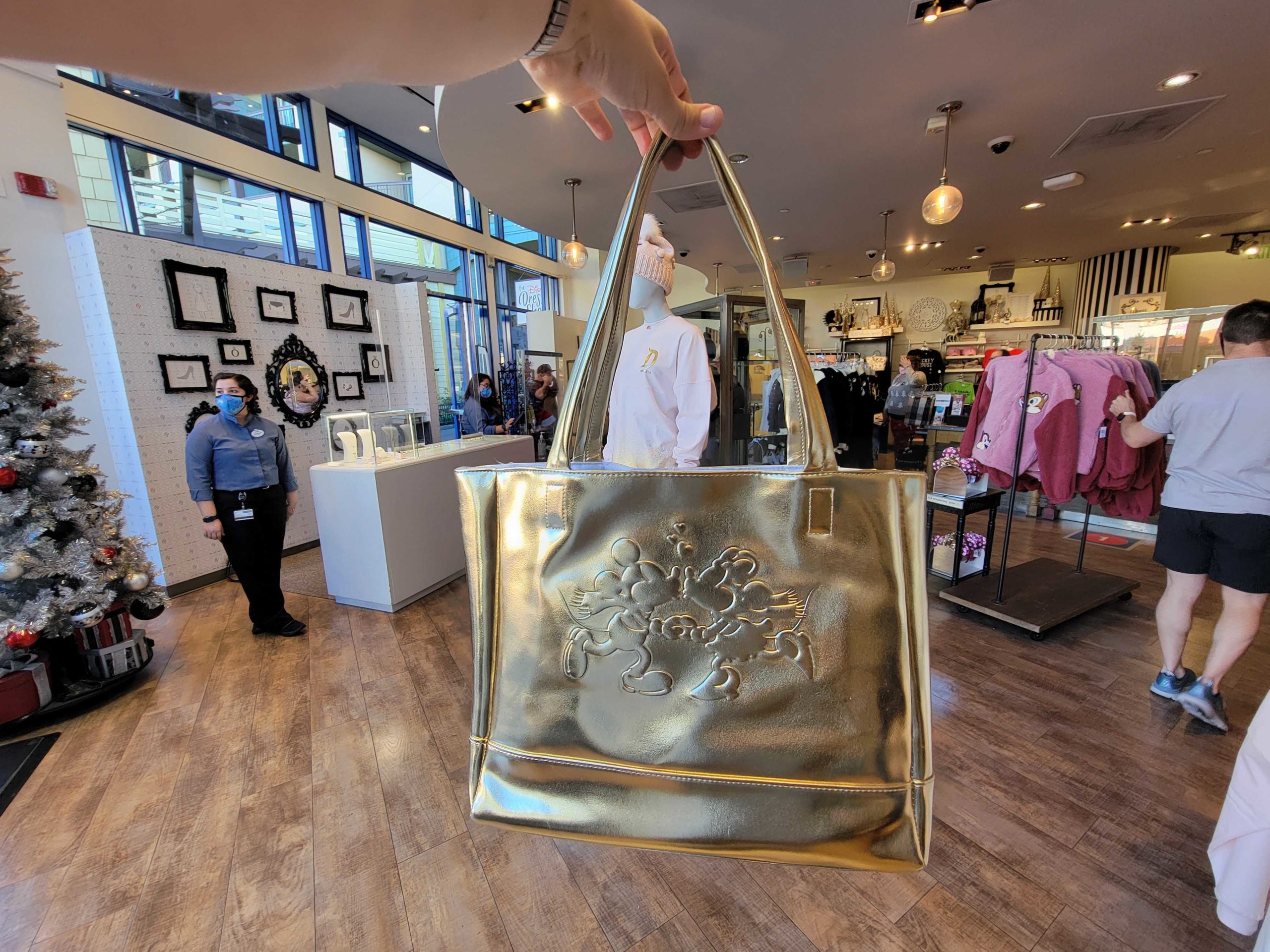gold-tote-bag_134948-3803233