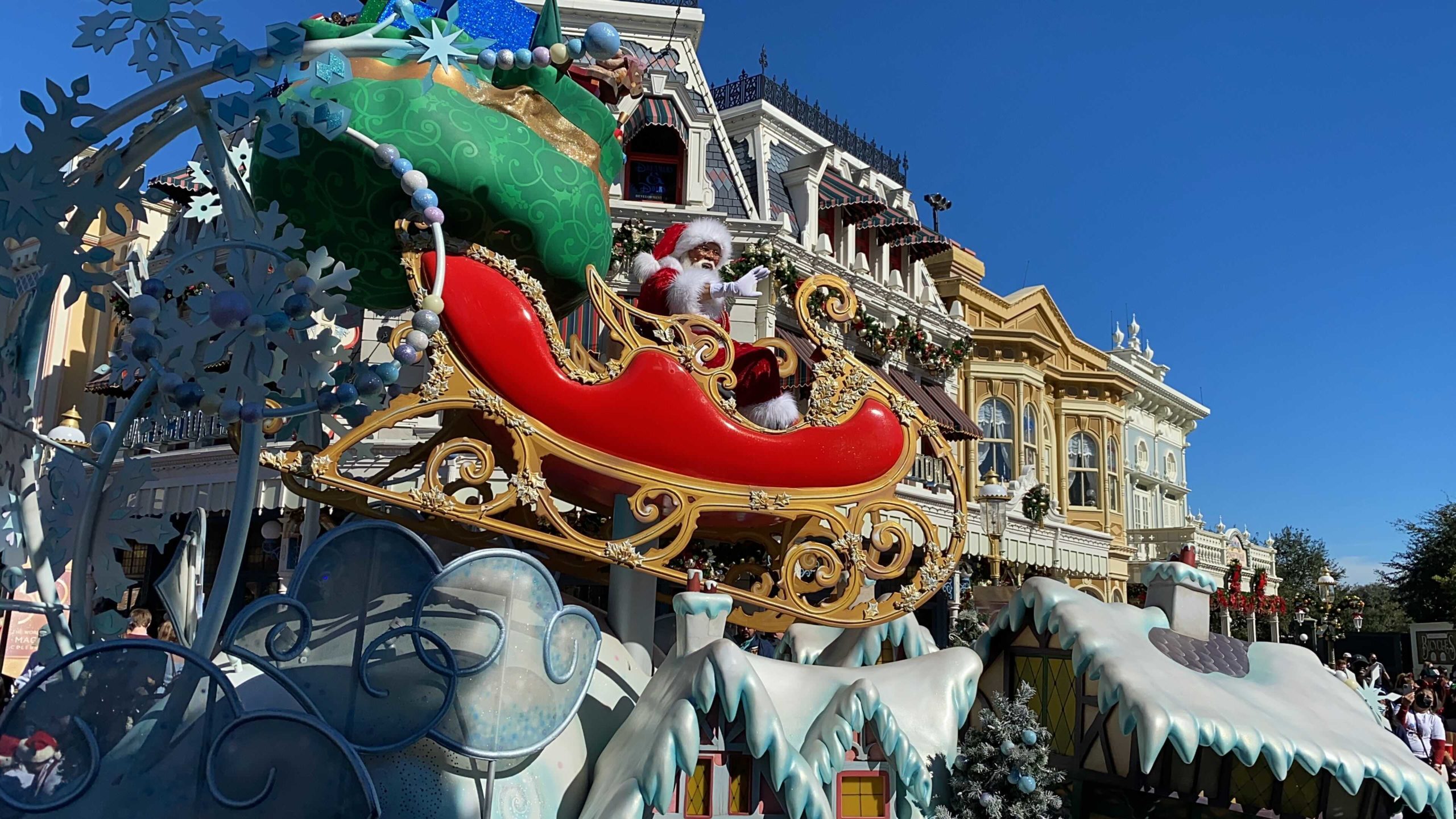 mickeys-once-upon-a-christmastime-parade-daytime-25