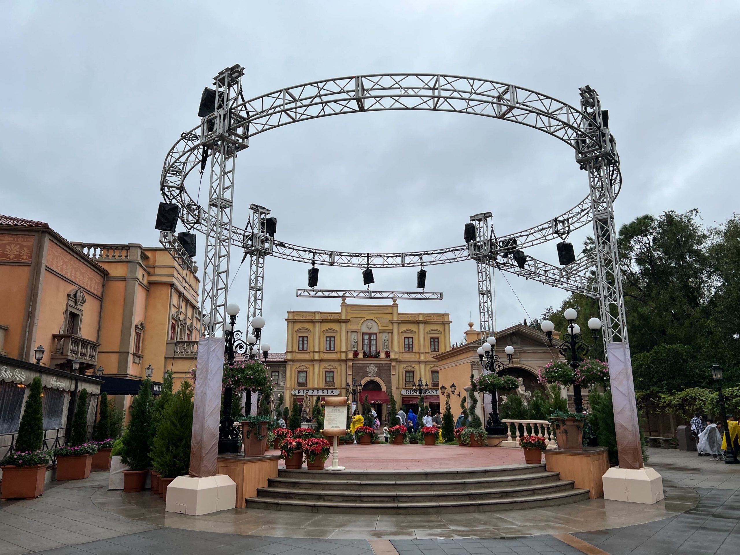 new-years-eve-2021-2022-preparations-italy-pavilion-1