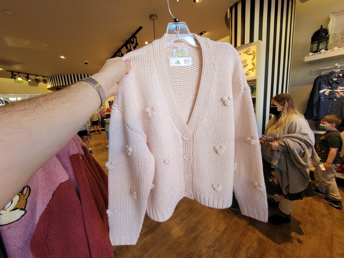 pink-sweater_135050-2938113