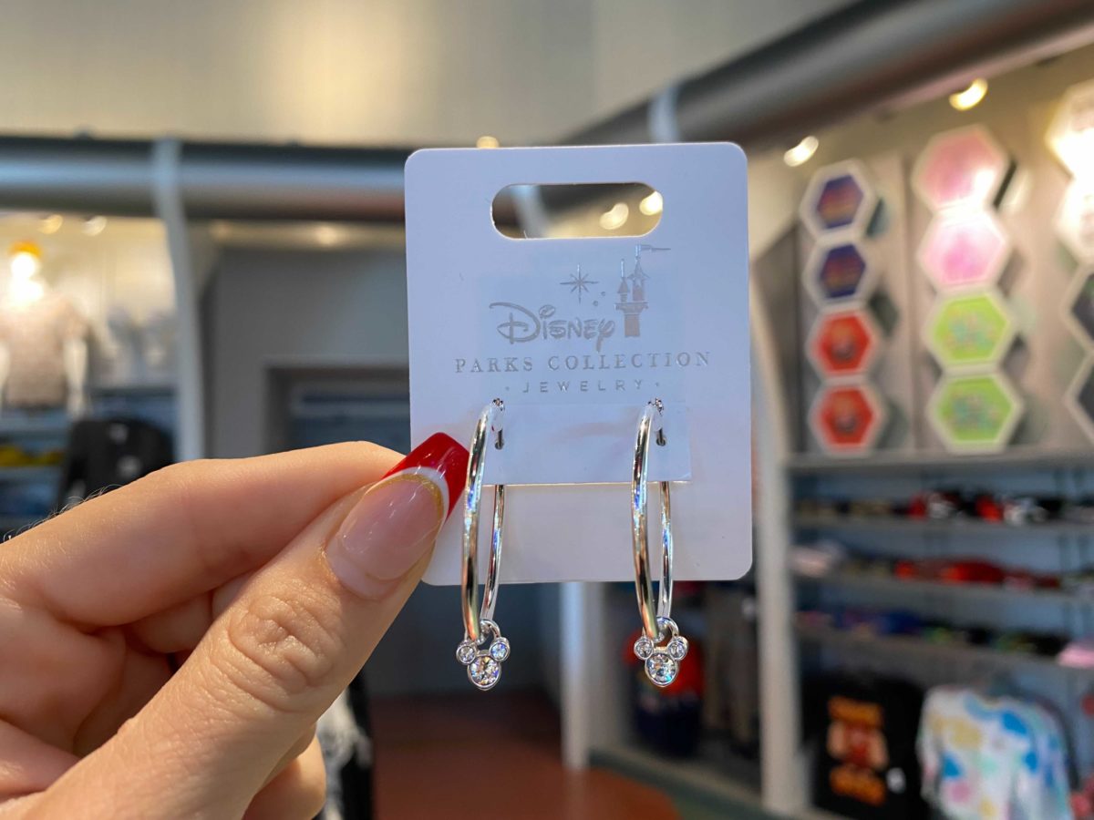 merchroundup010622_18