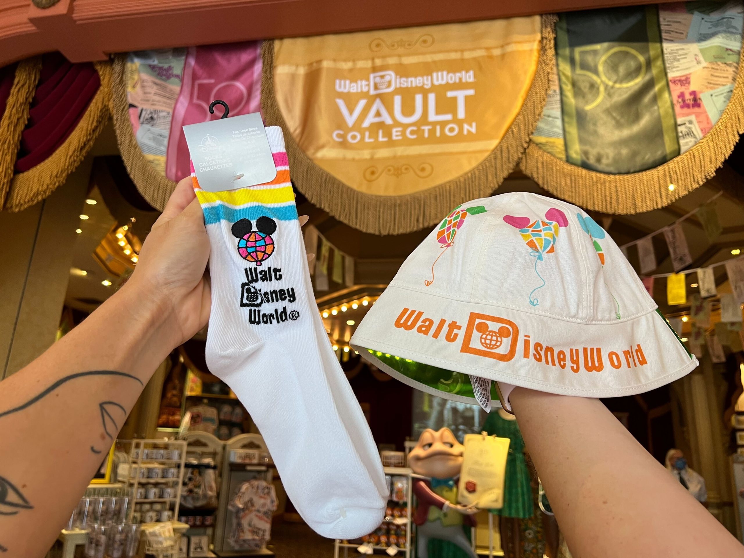 Balloon bucket hat and socks