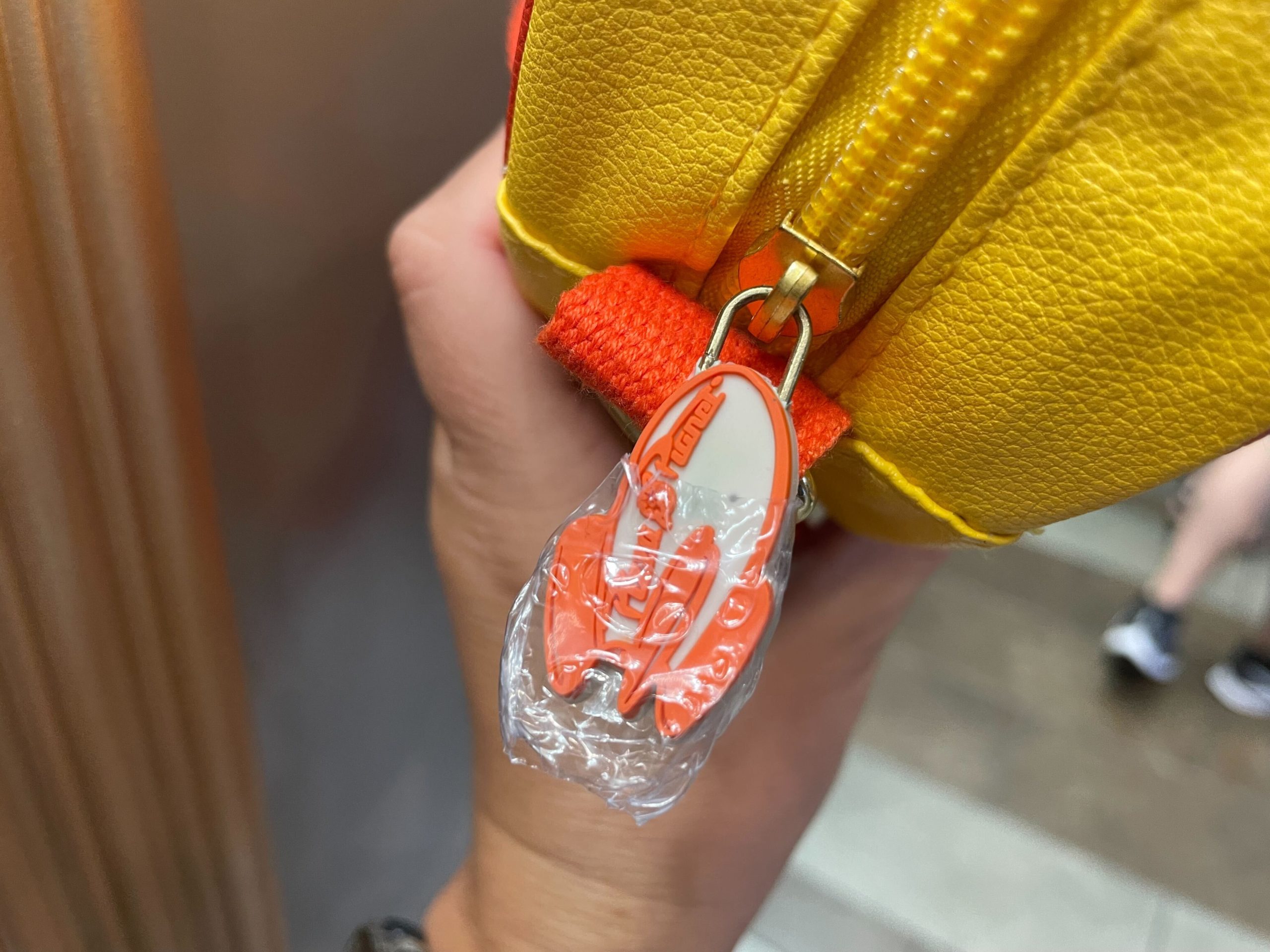lanet Pizza crossbody pull tag