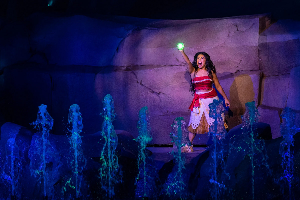 Moana holding up heart of Te Fiti in Fantasmic
