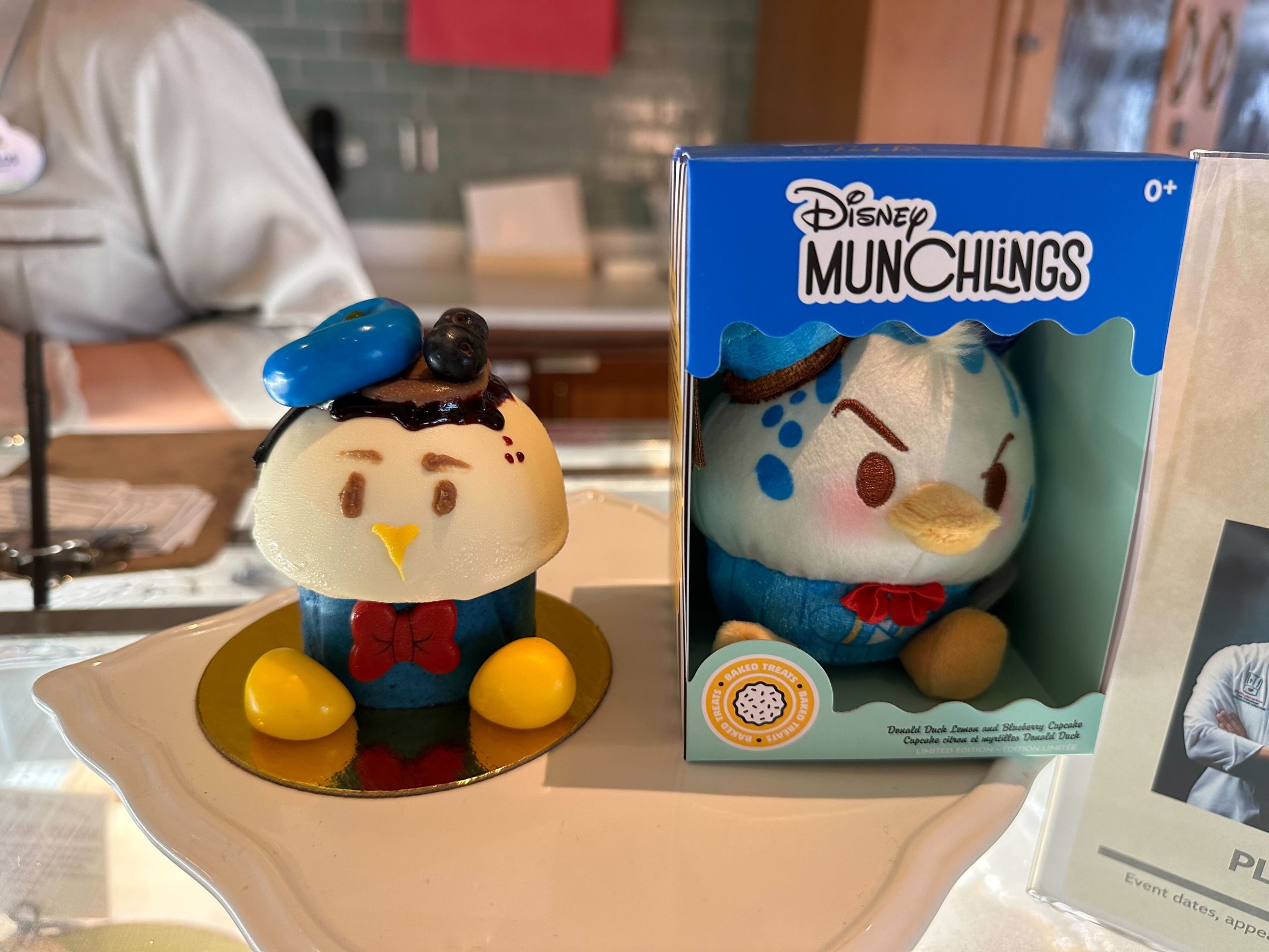 Donald Duck Munchling cake and plush