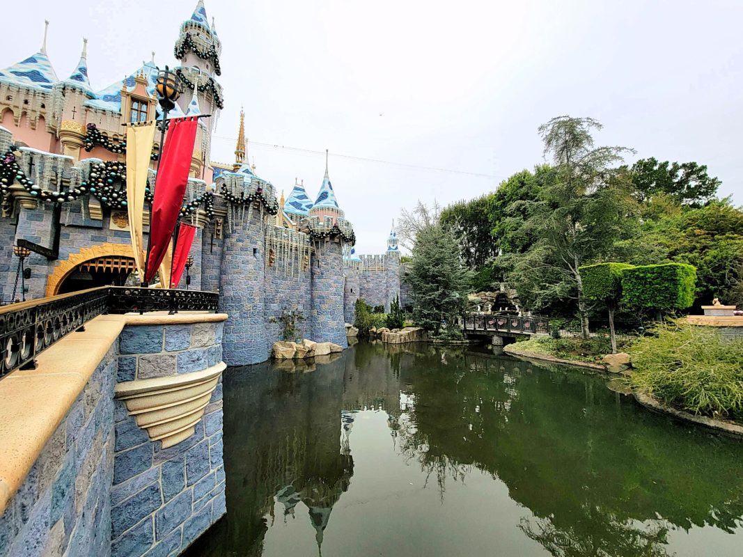 Disneyland 100 moat fountains 1(1)