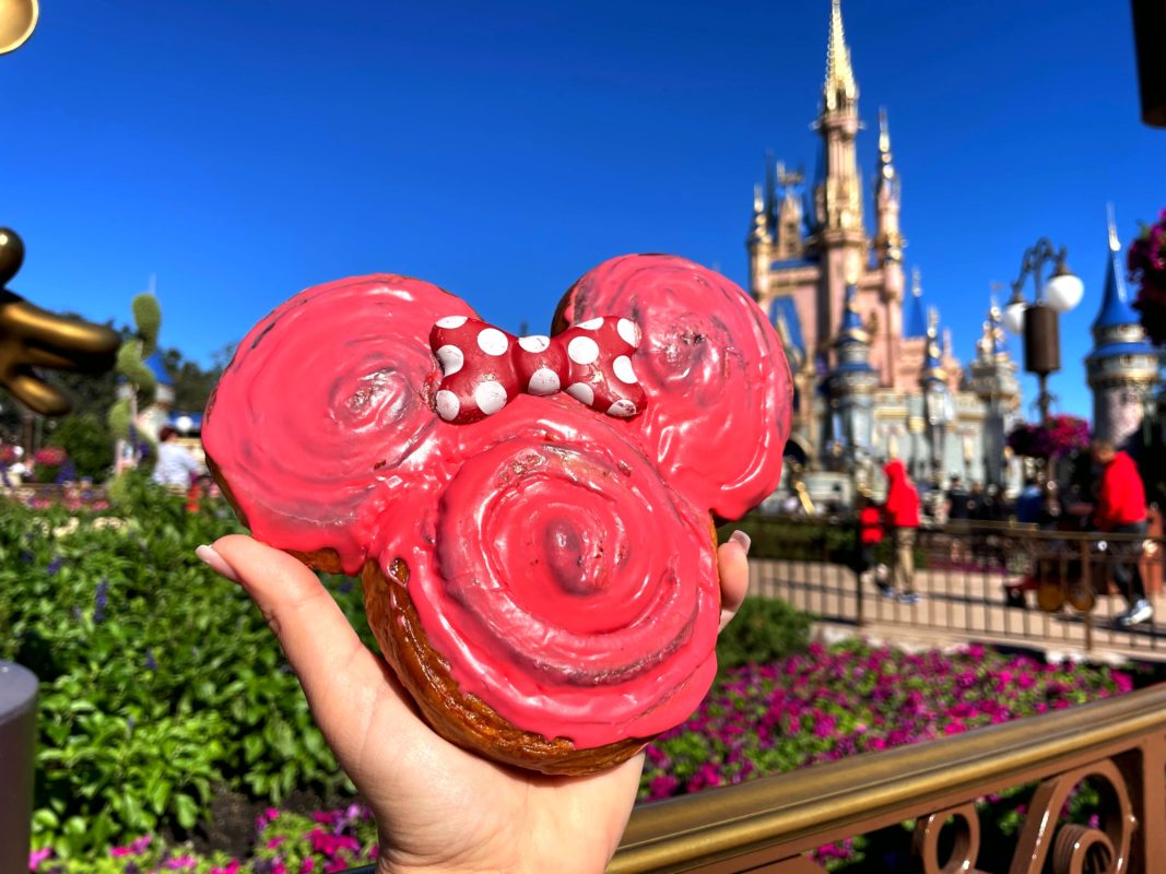 Minnie shaped cinnamon roll22