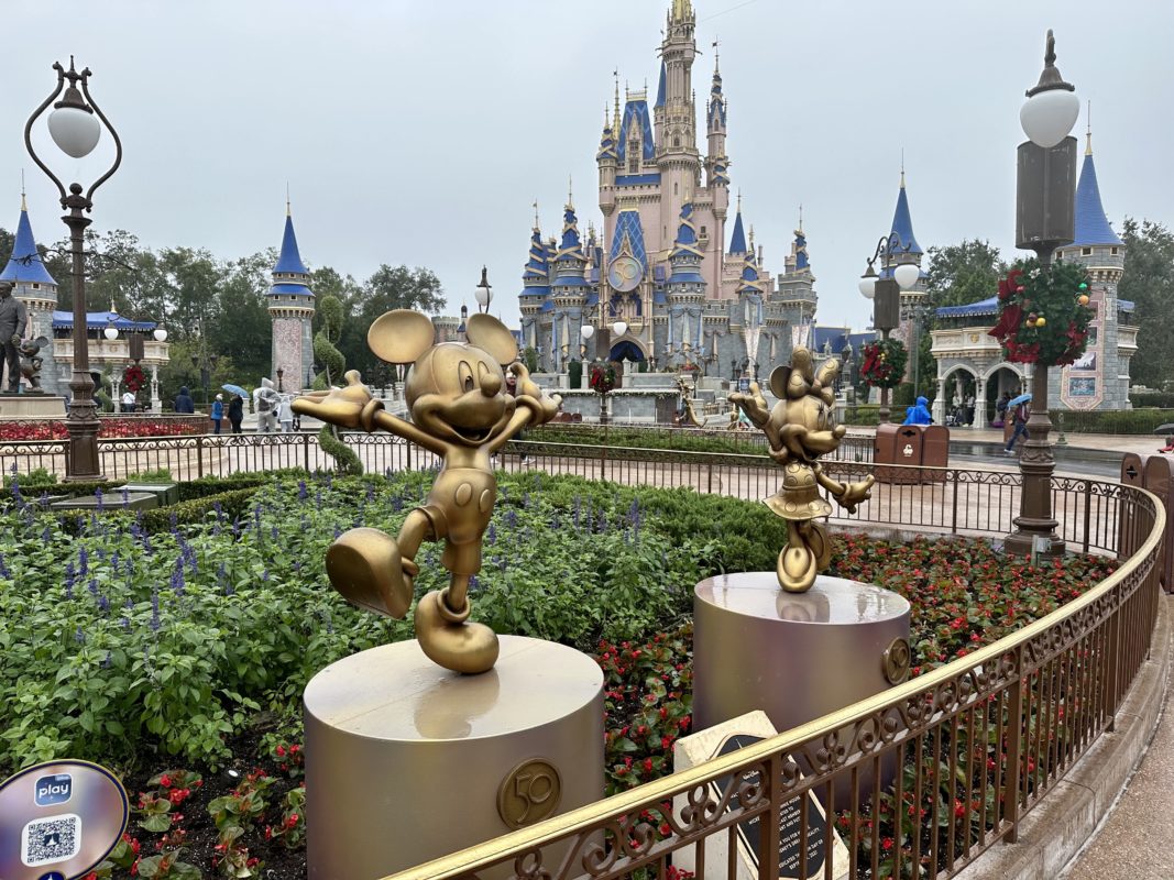 Golden Fab 50 Statues Lady and the Tramp Mickey and Minnie Mouse
