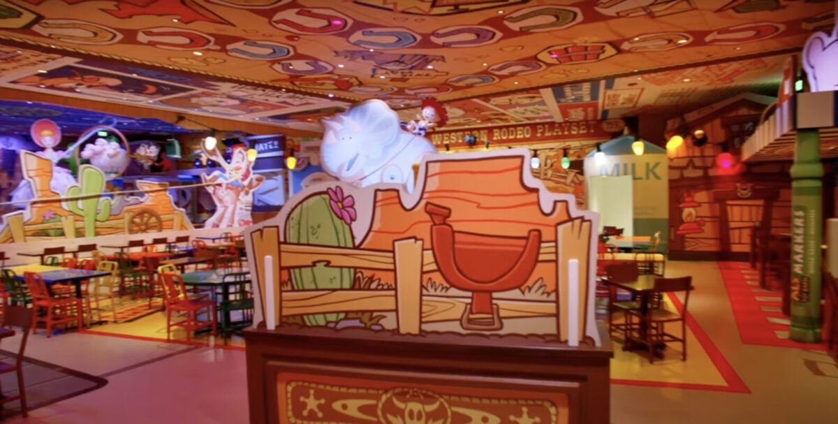 Roundup Rodeo BBQ - Toy Story Land - Disney's Hollywood Studios - Full-Tour Video