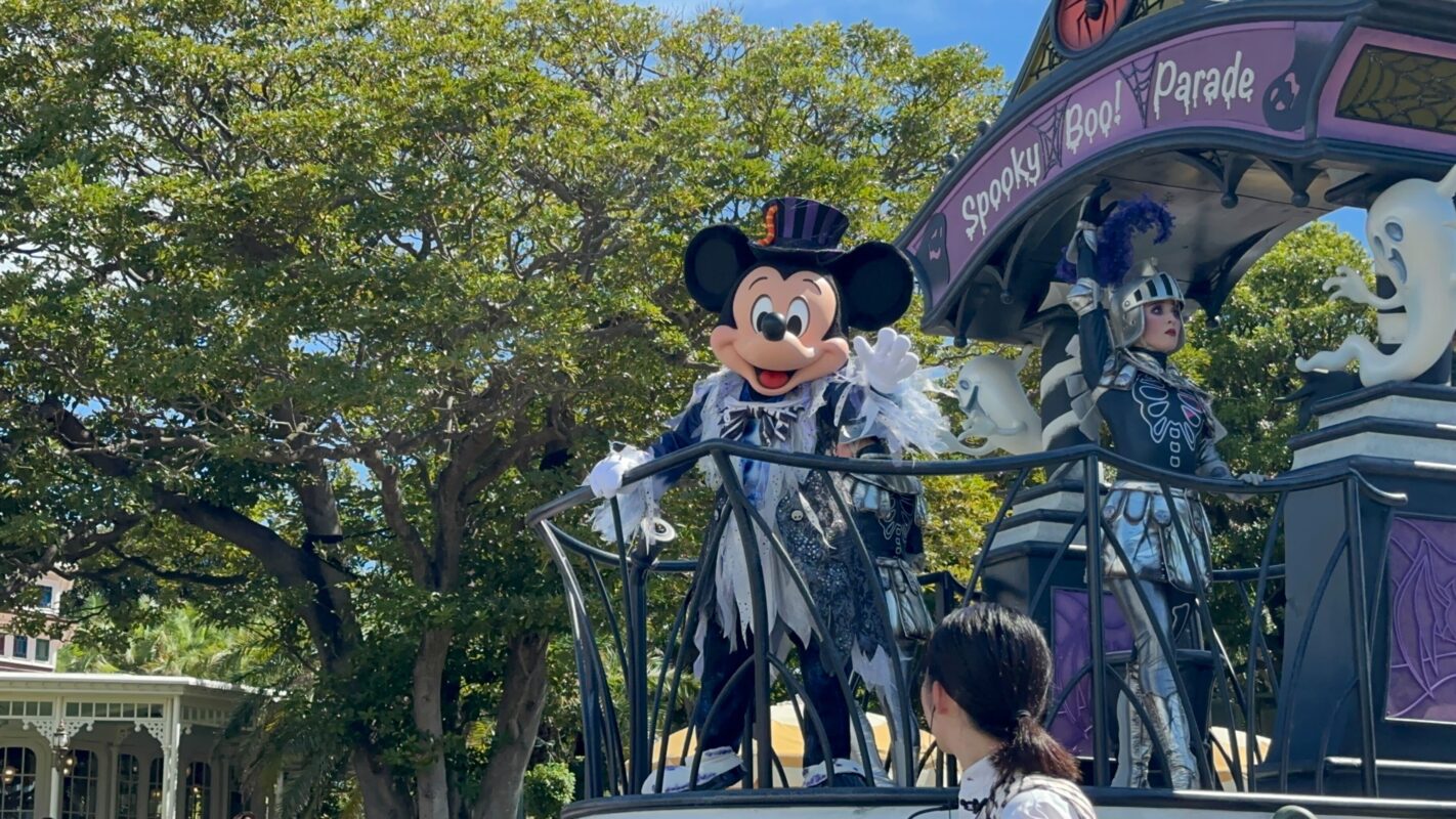 Mickey in Spooky "Boo" Parade