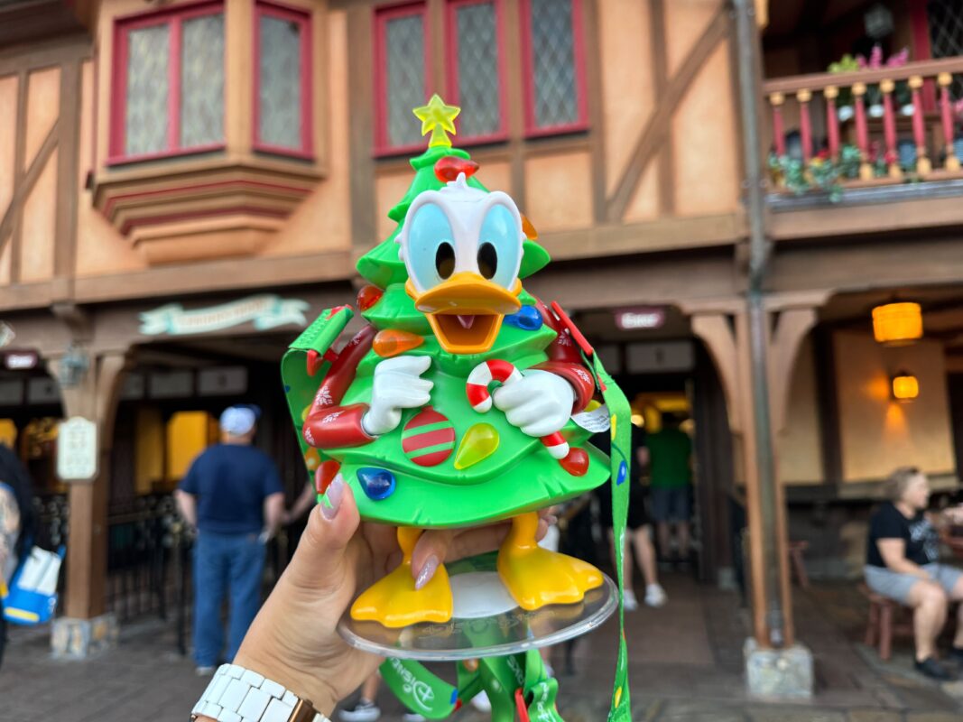 Donald Duck Christmas tree sipper