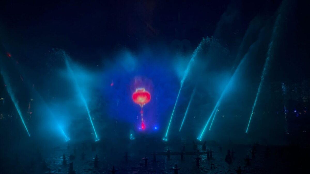 A photo of the red lantern on the water projection screens.