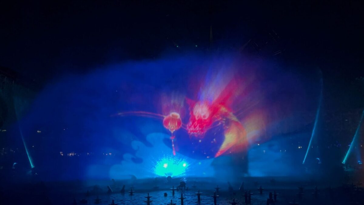Mushu and the red lantern shown on the water projection screens.