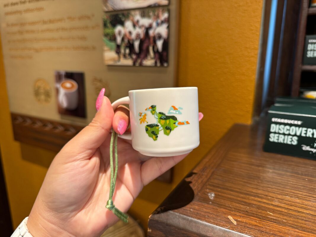 An image of the floating mountains of Pandora on the back of the ornament.
