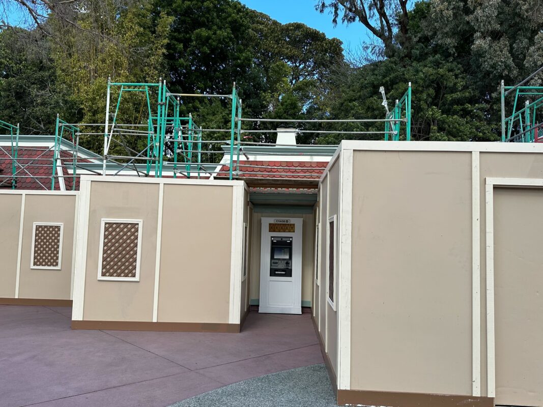 Construction walls around ATM