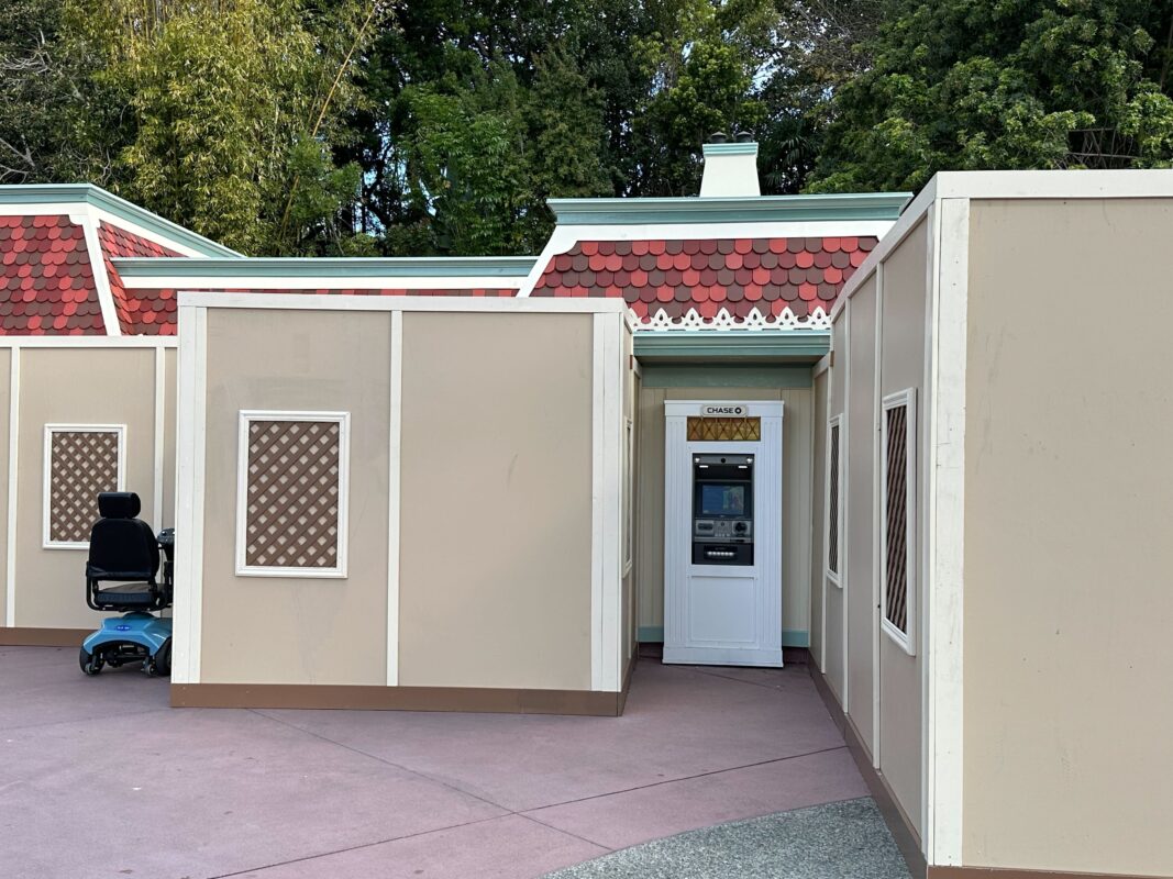 Chase ATM between construction walls