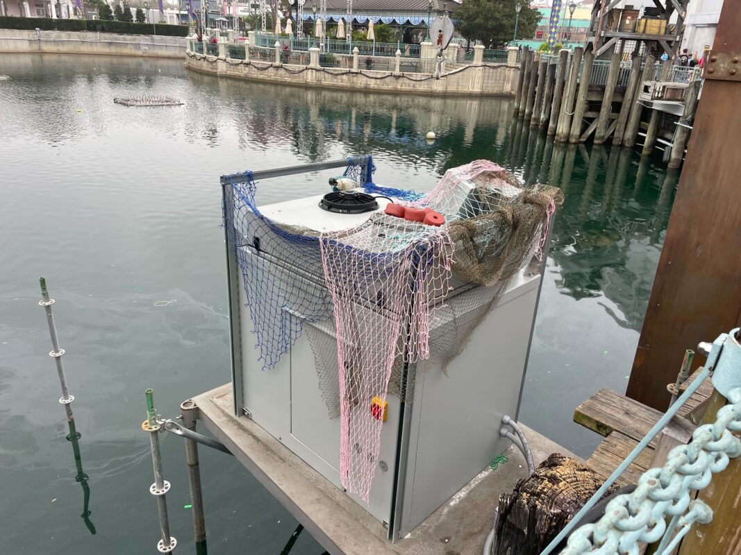 Props on lagoon projector