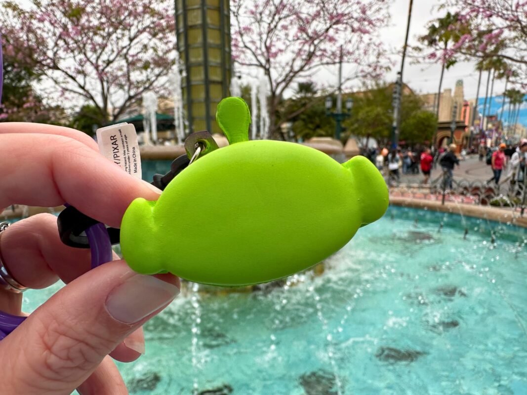A reporter's hand showing the back of the Alien Macaron Straw Clip.