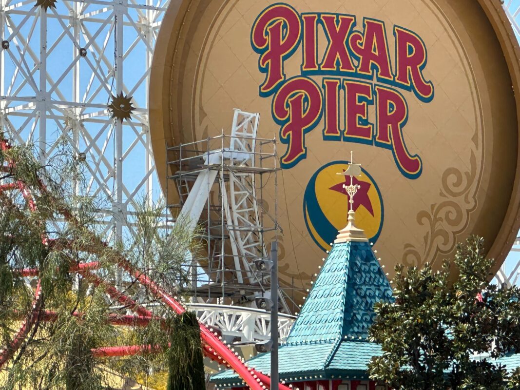 Scaffolding around curved Incredicoaster track