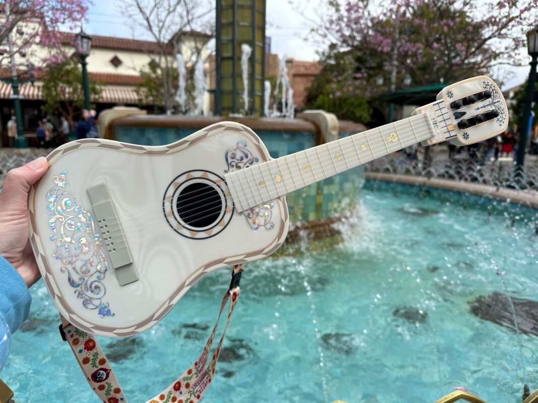 Plastic model of the white "Coco" guitar with shiny decorations