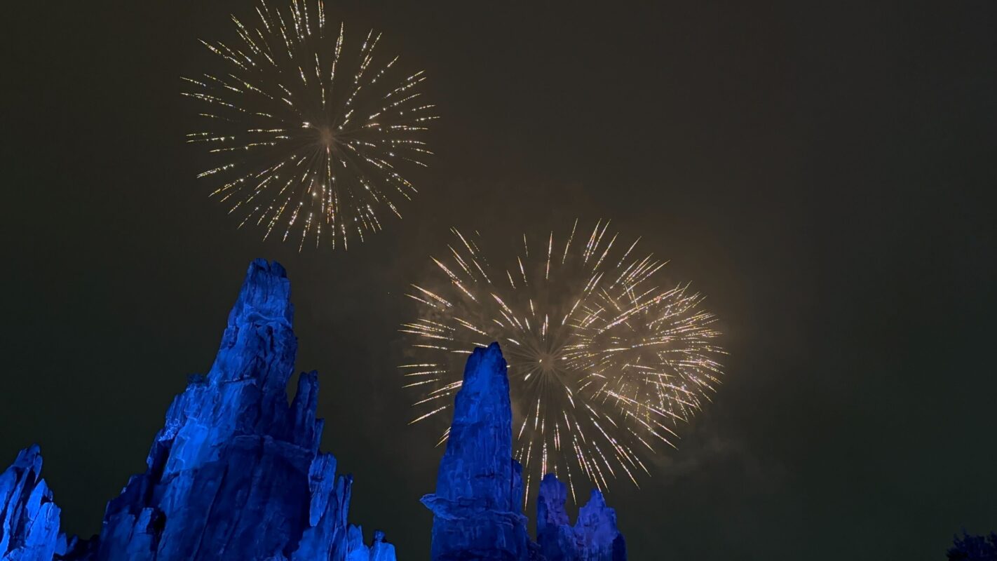 Star Wars: Galaxy's Edge "Fire of the Rising Moons" gold fireworks