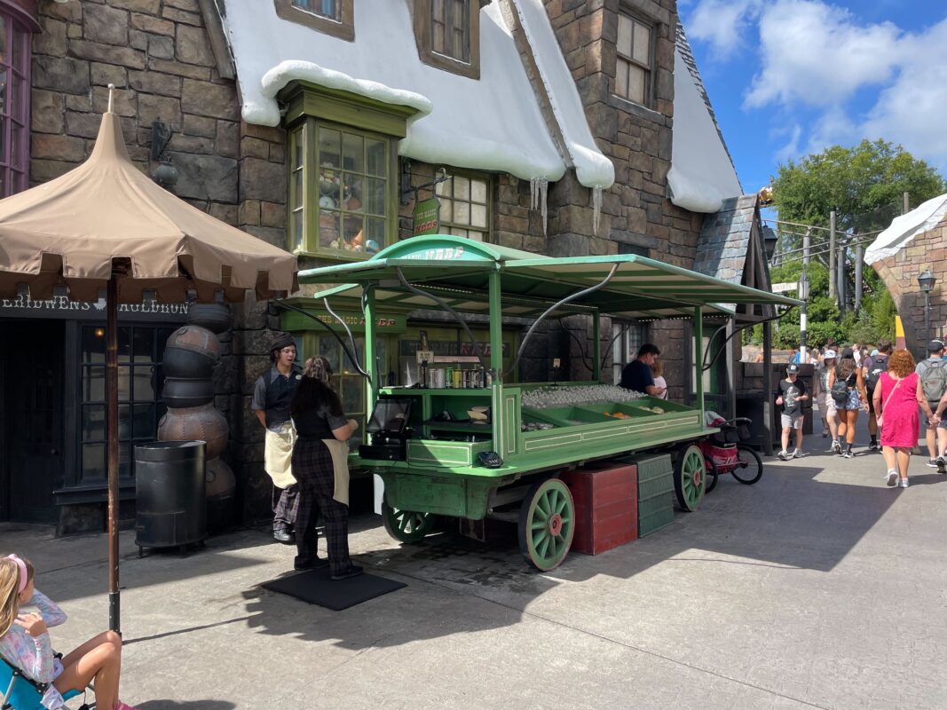 Magic Neep cart, a green kiosk on Hogsmeade street
