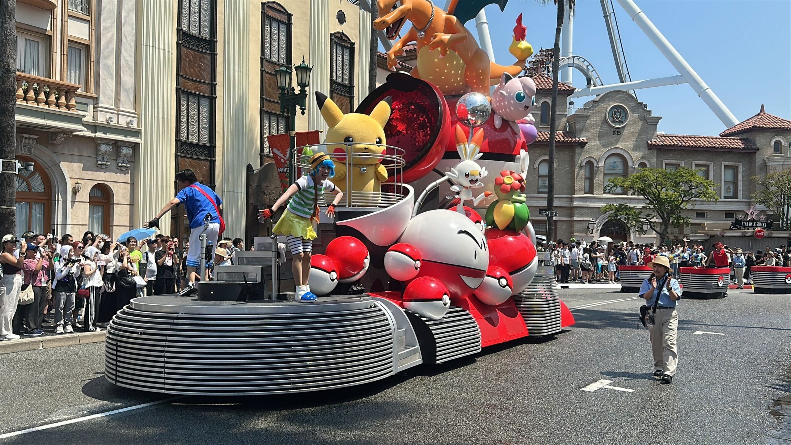 A colorful Pokémon parade float dazzles the crowd at Universal Studios Japan's Summer Splash Parade on a sunny day.