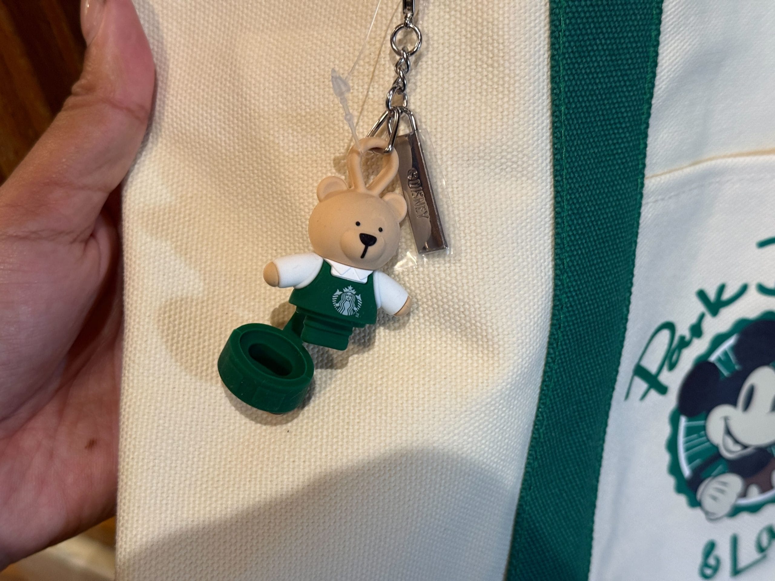 The tote even comes with a detachable Bearista straw cover hanging on the side.