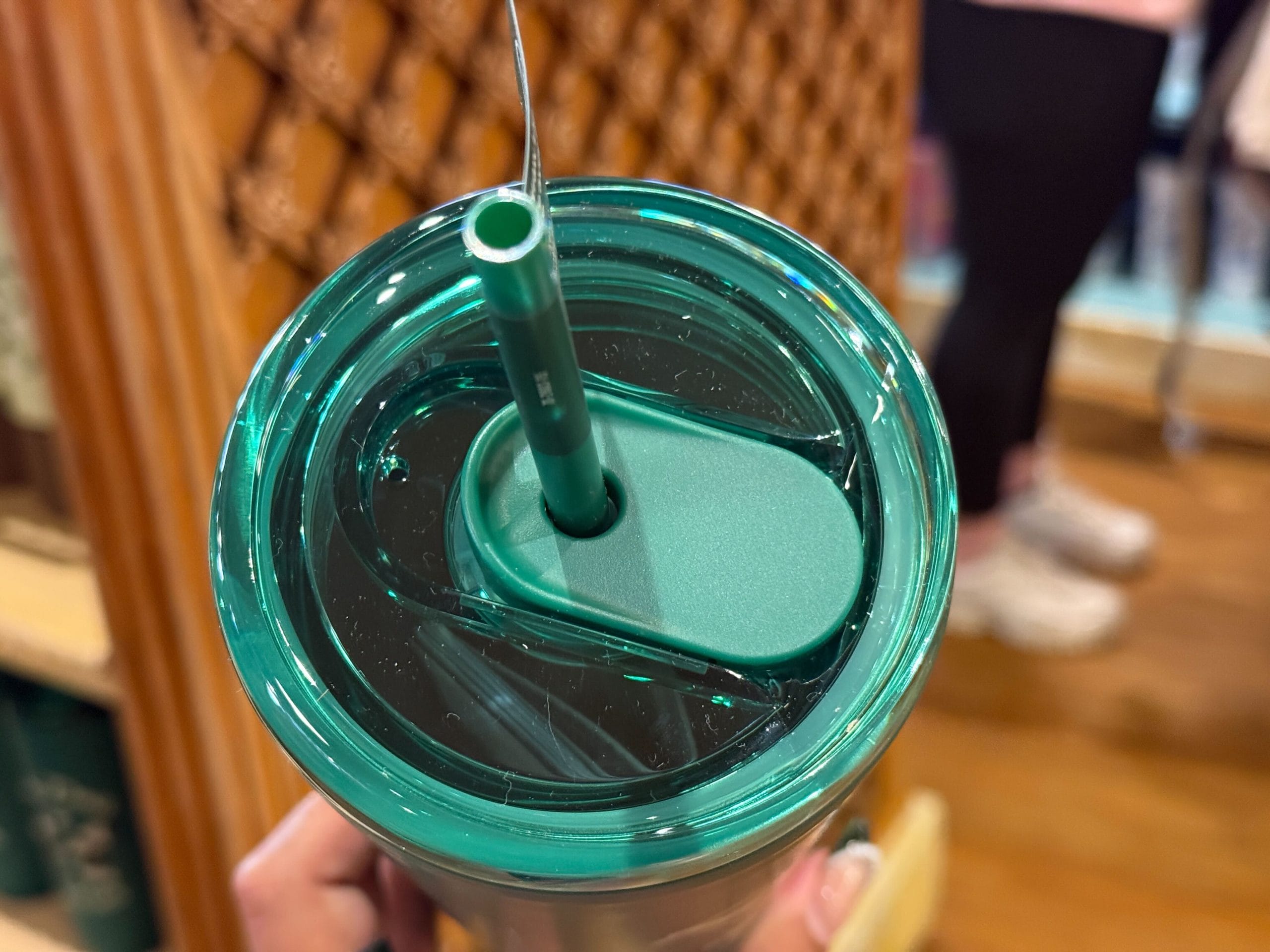 This tumbler comes with an acrylic straw.