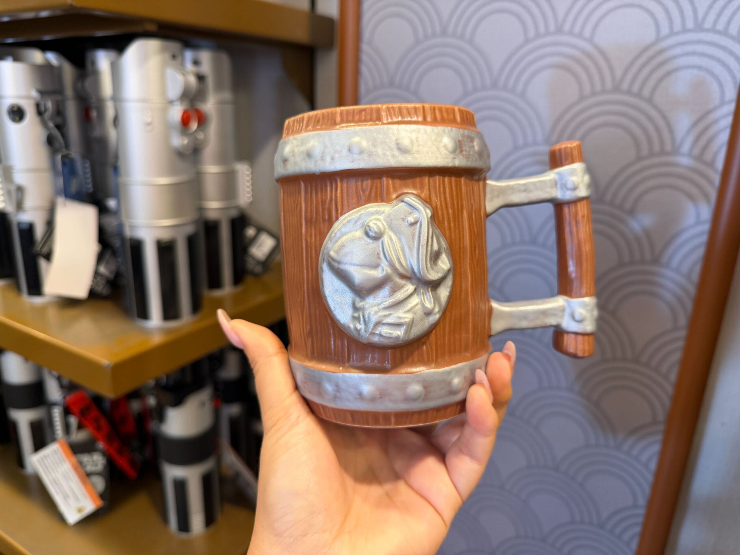 Mano sostiene una taza en forma de barril con un medallón de Kermit the Frog como el Capitán Smollett de Muppet Treasure Island