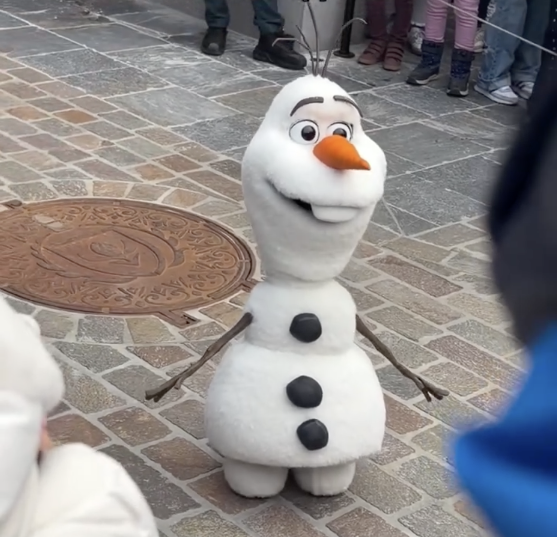 High Tech Olaf Suddenly Collapses Mid Performance and Goes Viral at Disneyland Paris
