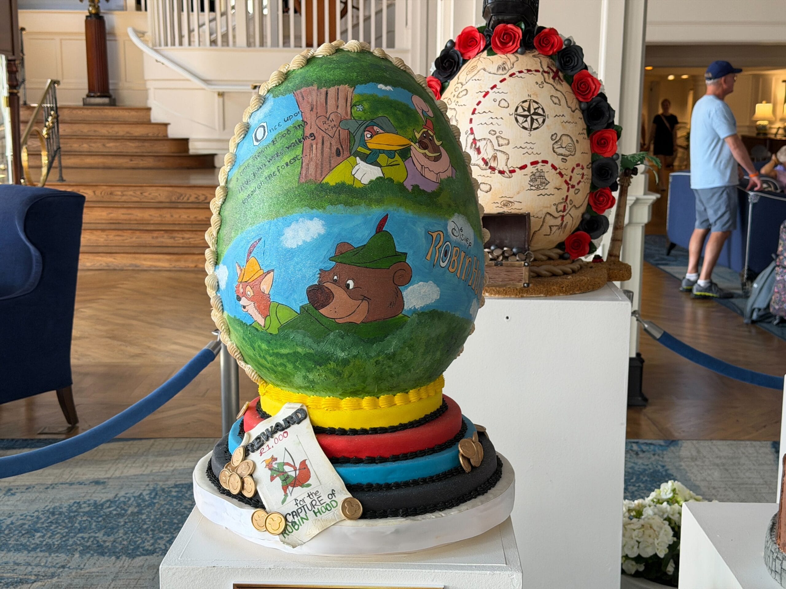 The fourth egg is the most traditional-looking one so far, with Robin Hood and Little John in two different poses, one of them being their disguise from the archery tournament.