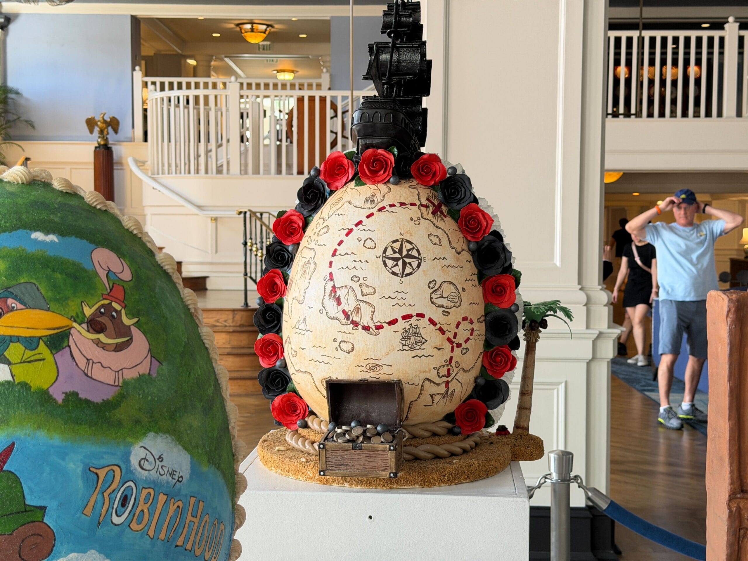 The back of the egg has a treasure map surrounded by red and black roses. A treasure chest stands on the bottom with coins and balls.