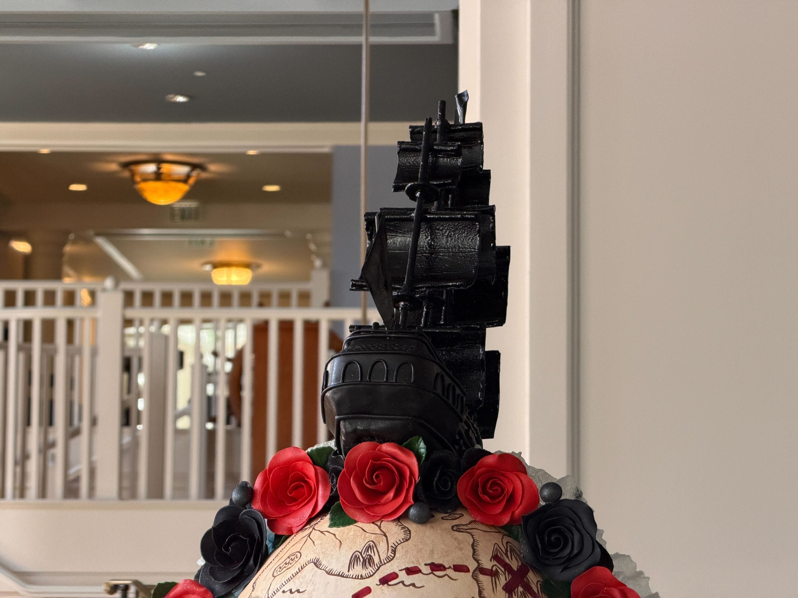 The back of the egg has a treasure map surrounded by red and black roses. A treasure chest stands on the bottom with coins and balls.