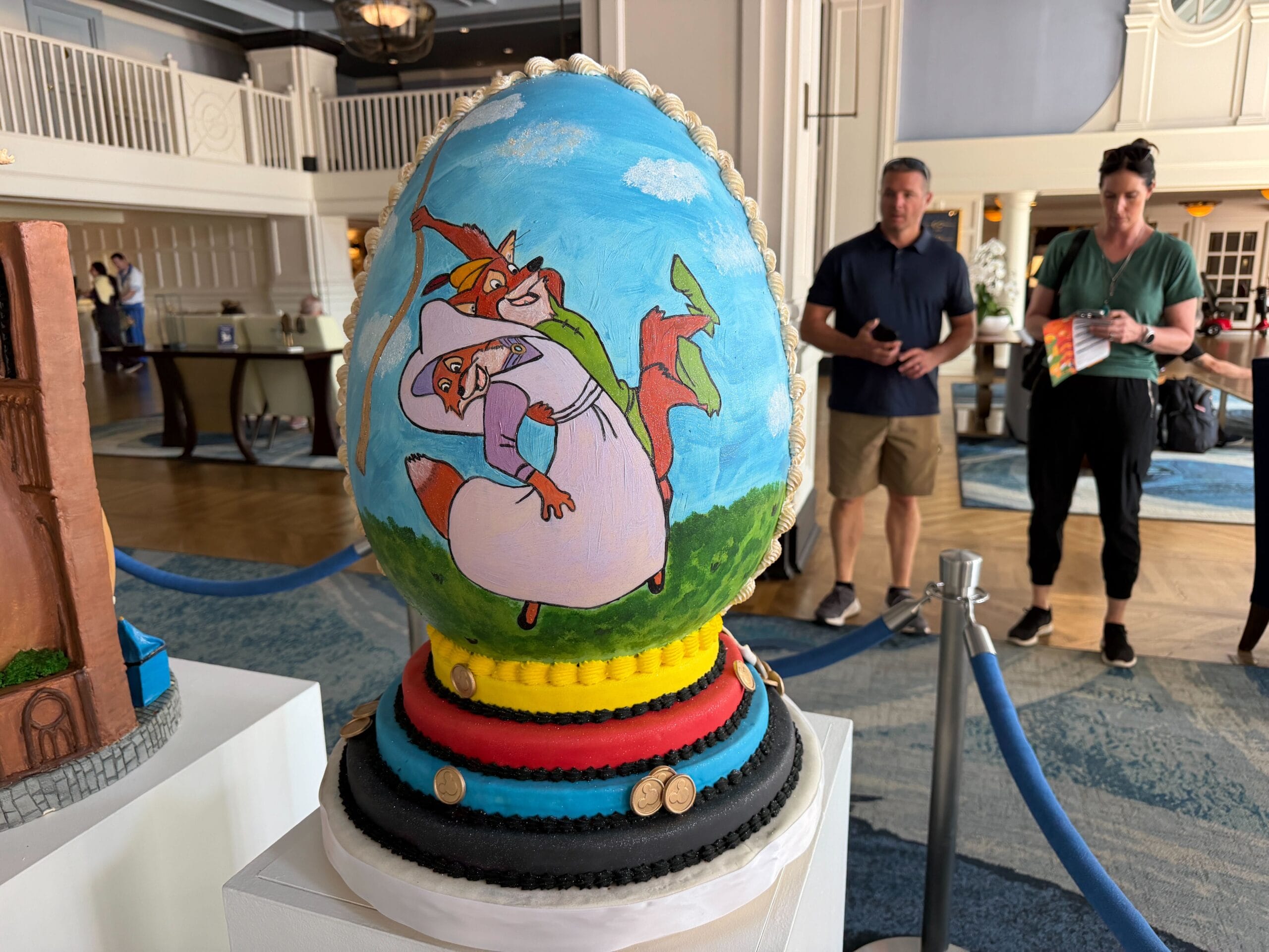 The fourth egg is the most traditional-looking one so far, with Robin Hood and Little John in two different poses, one of them being their disguise from the archery tournament.