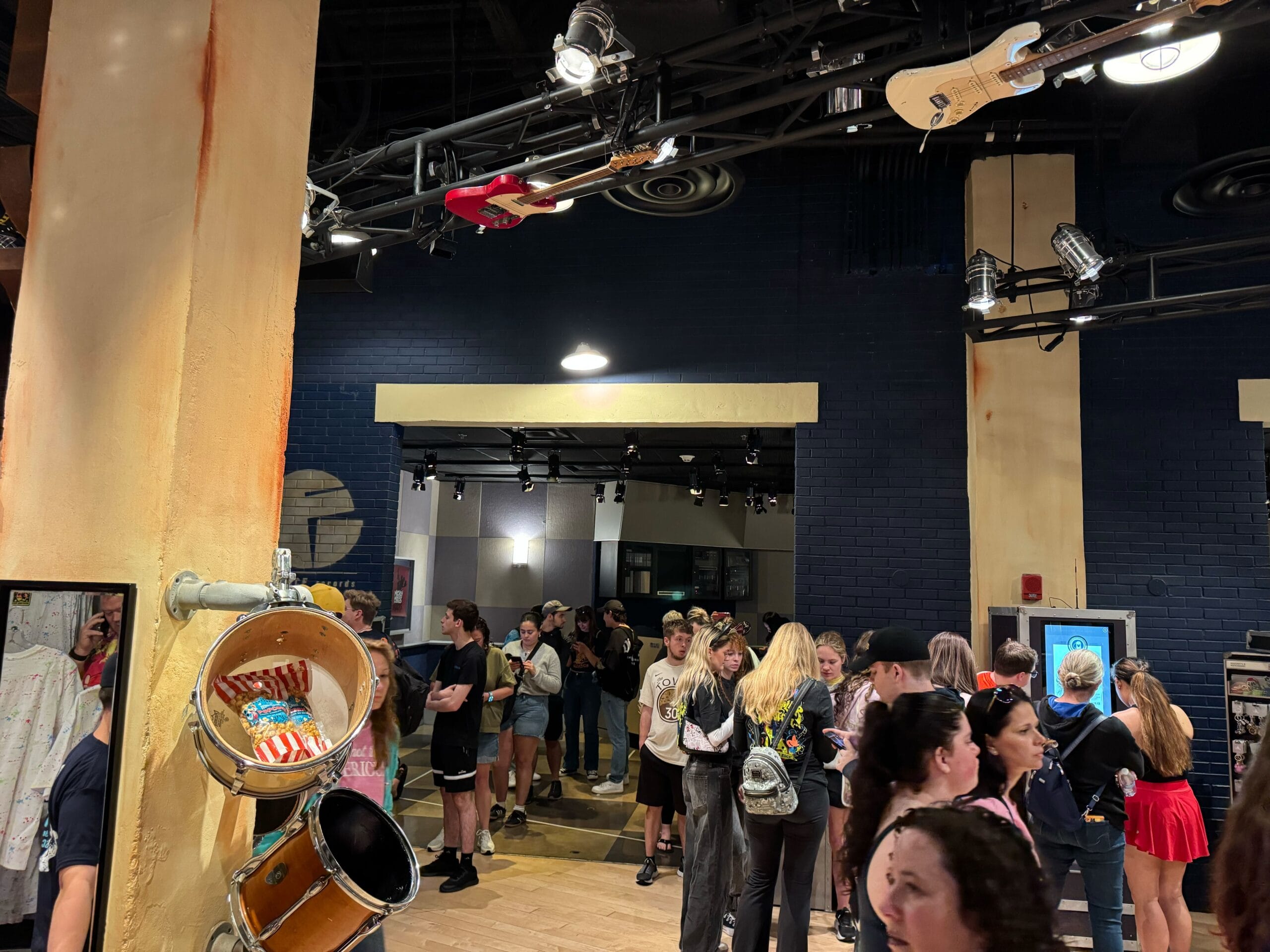 Long Lines for Rock ‘n’ Roller Coaster Merch on Attraction’s Last Day