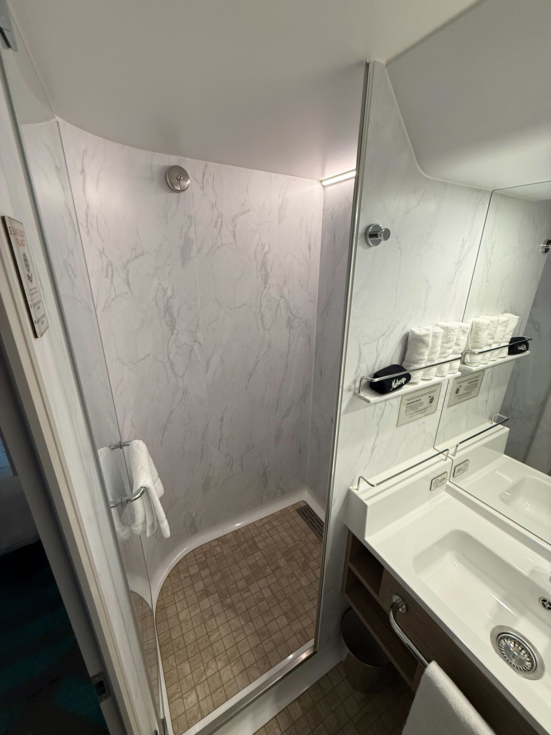Deluxe Reef View Stateroom with Verandah bathroom