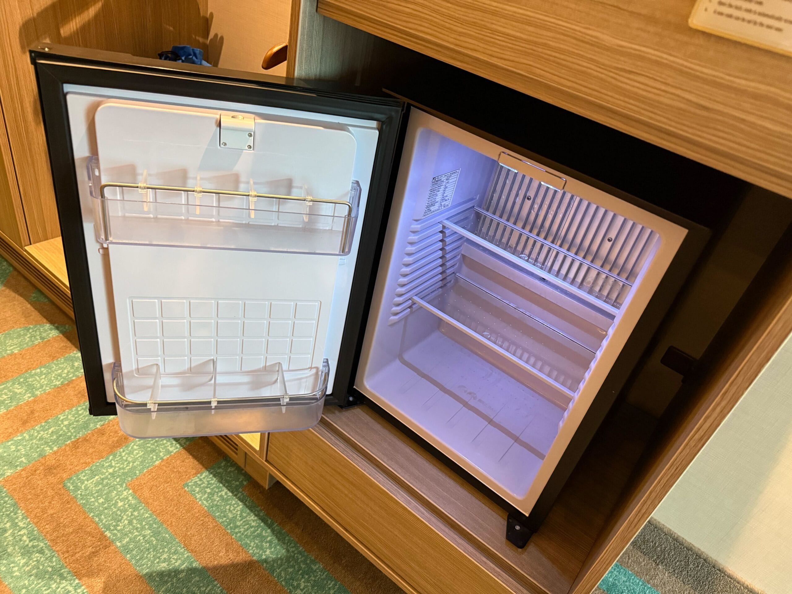 Deluxe Reef View Stateroom with Verandah fridge