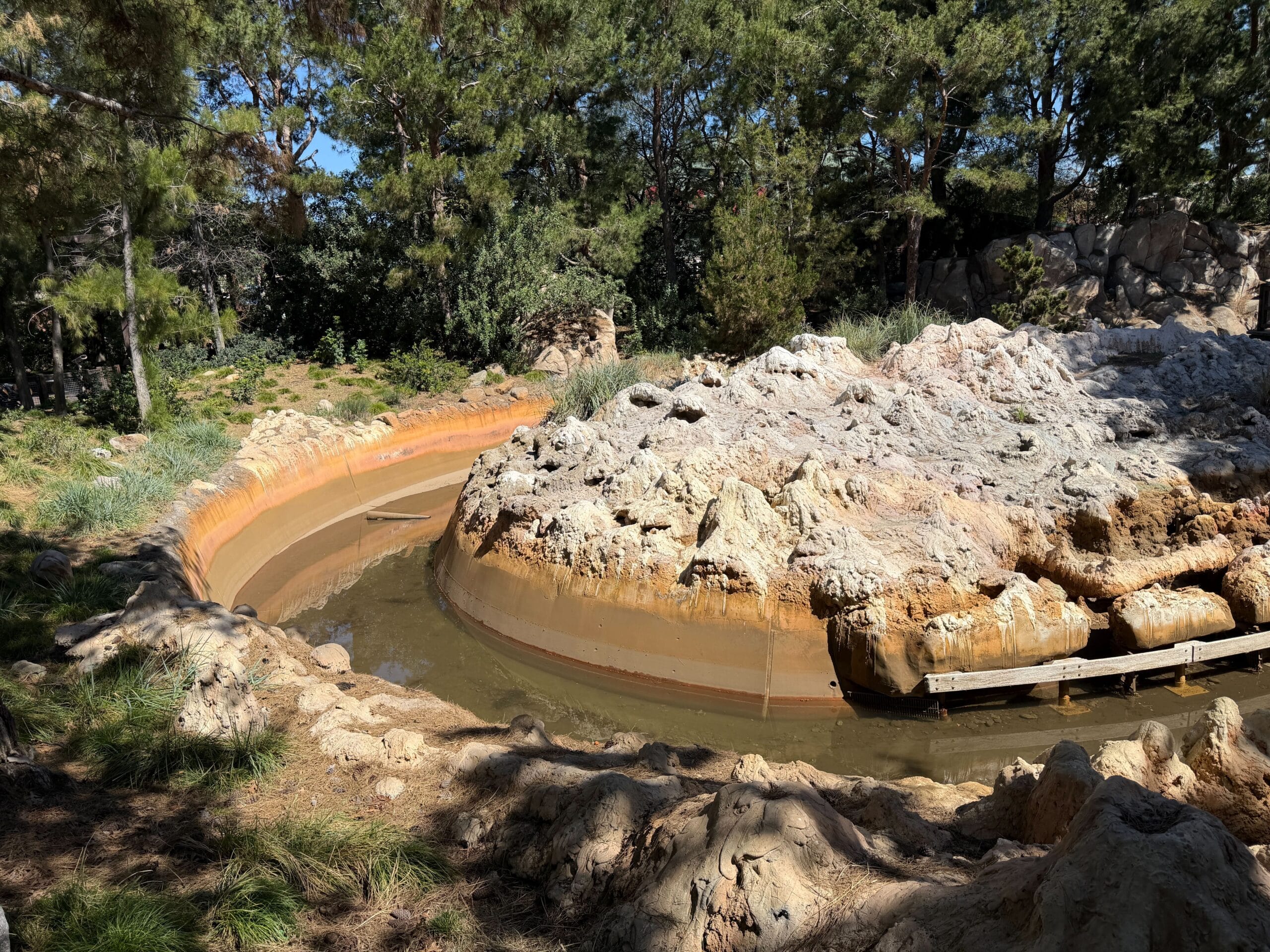Scaffolding is also gone from the visible parts of the ride. There's even a little bit of water in the flume. Again, however, nearby rockwork doesn't necessarily look fully painted.