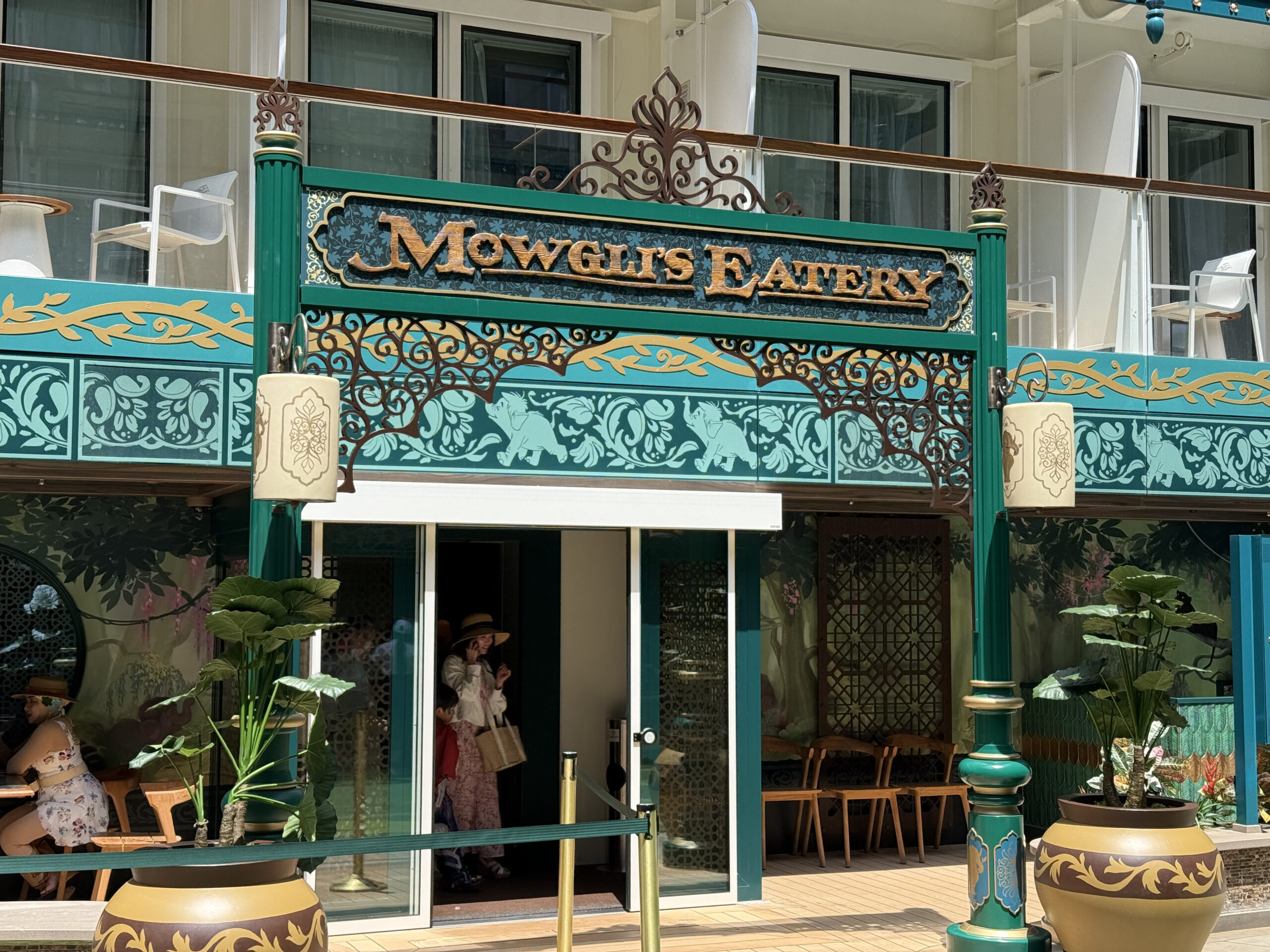 FULL TOUR & REVIEW: Mowgli’s Eatery Quick-Service Restaurant on the Disney Adventure