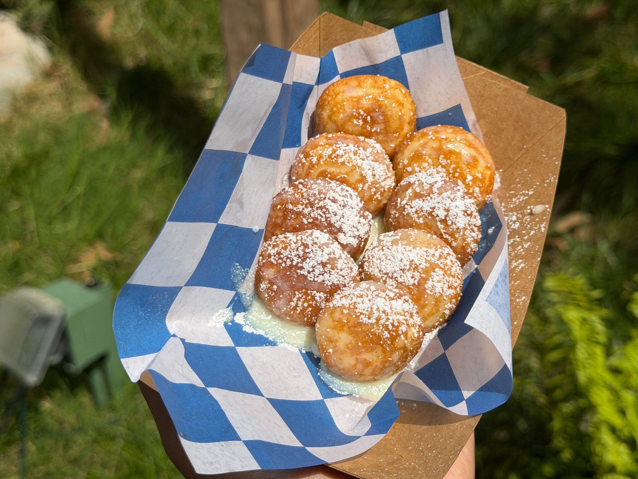 REVIEW: Poffertjes! Poffertjes! Bluey-Themed Dutch Pancakes at Disneyland Park