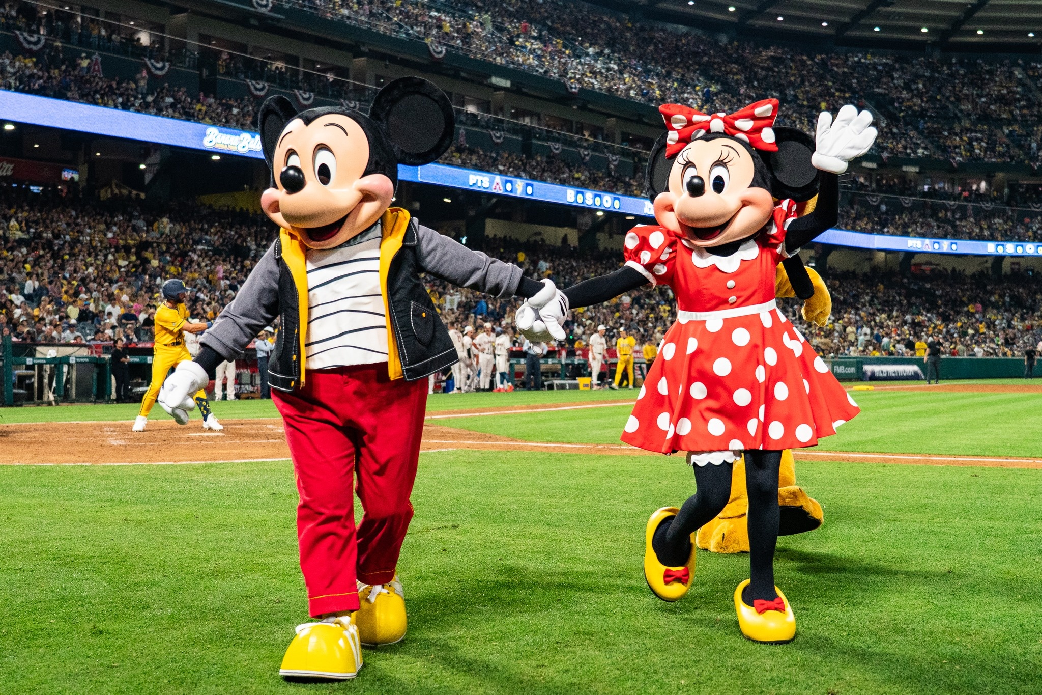 Mickey & Minnie, The Mandalorian & Grogu, Phineas & Ferb, and More Make Appearances at Banana Ball G