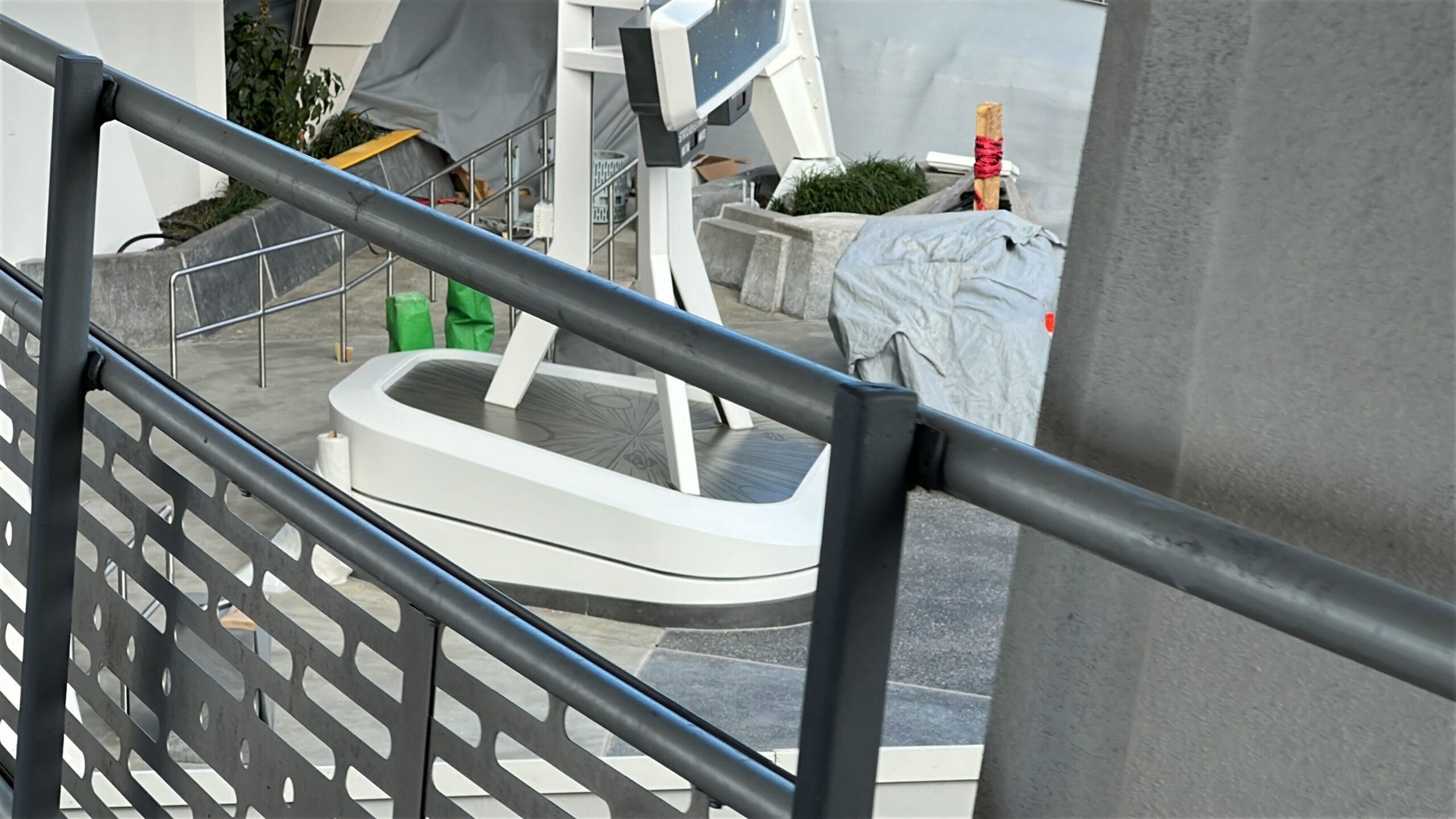 More queue railings have been installed outside Buzz Lightyear's Space Ranger Spin, and the entrance wall has been painted white.