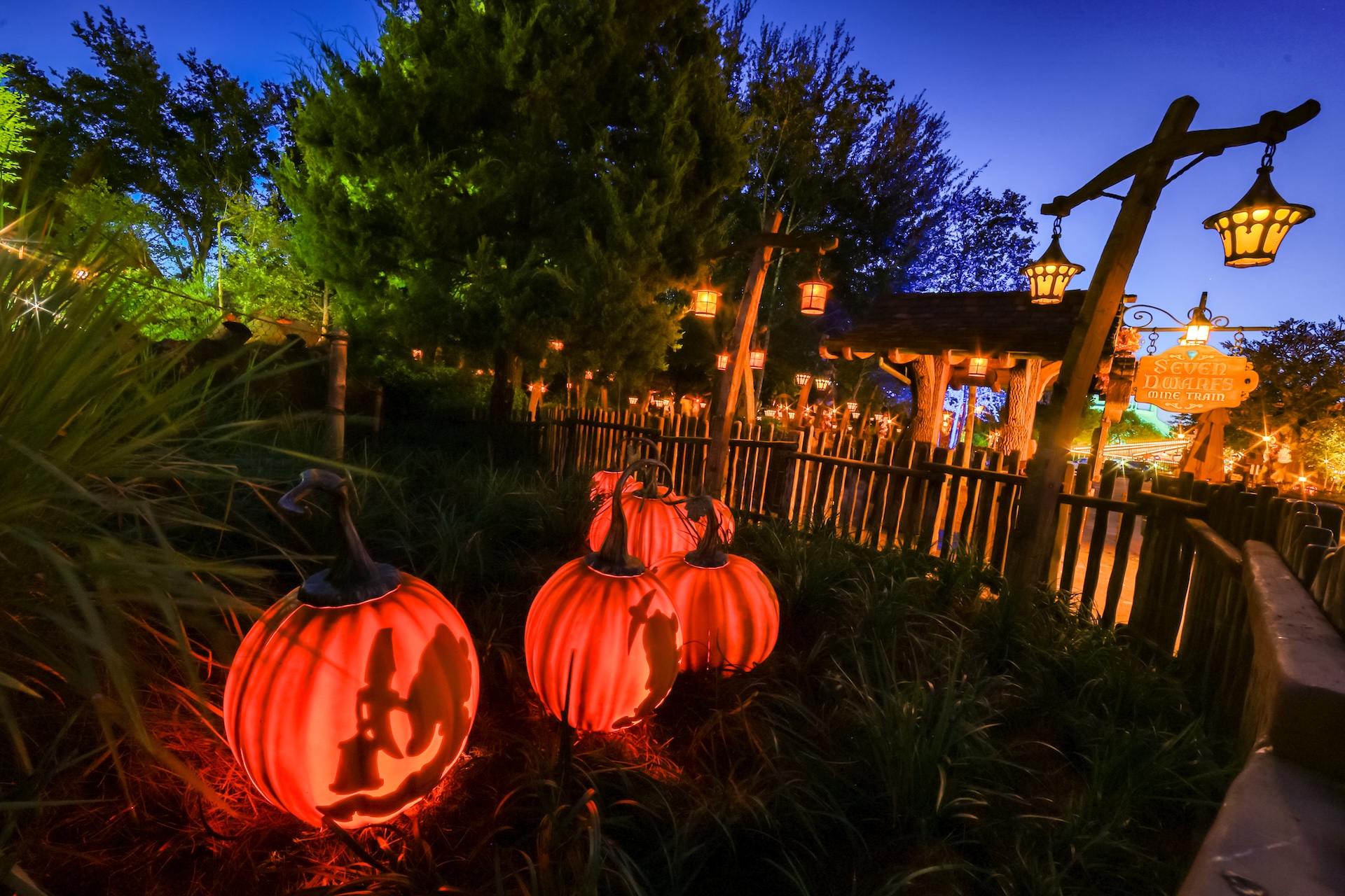 Pluto’s Pumpkin Pursuit, Jock Lindsey’s Halloween Bar, and More Fall Offerings at Walt Disney World