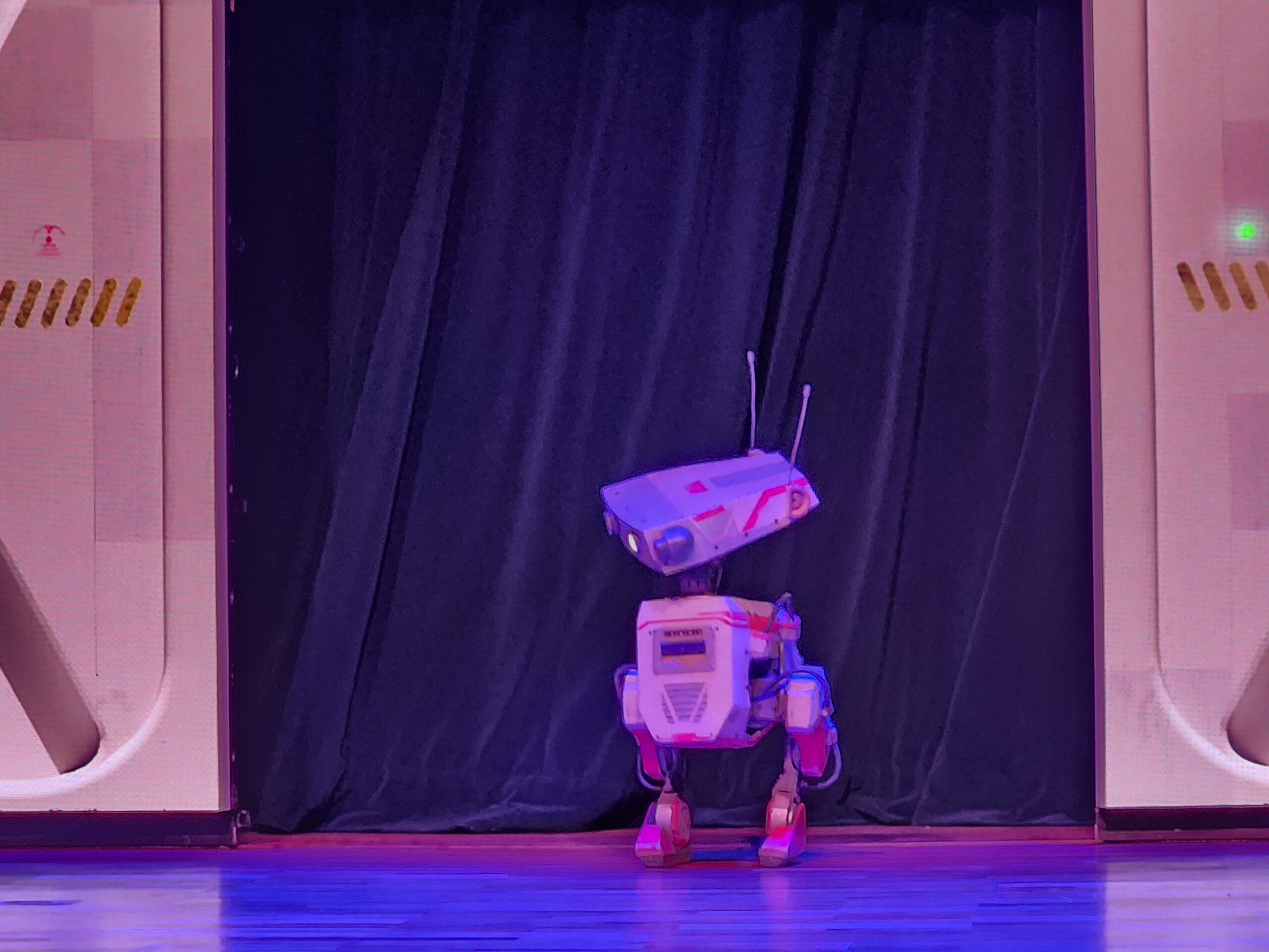 Red droid on stage at the Luna lounge.