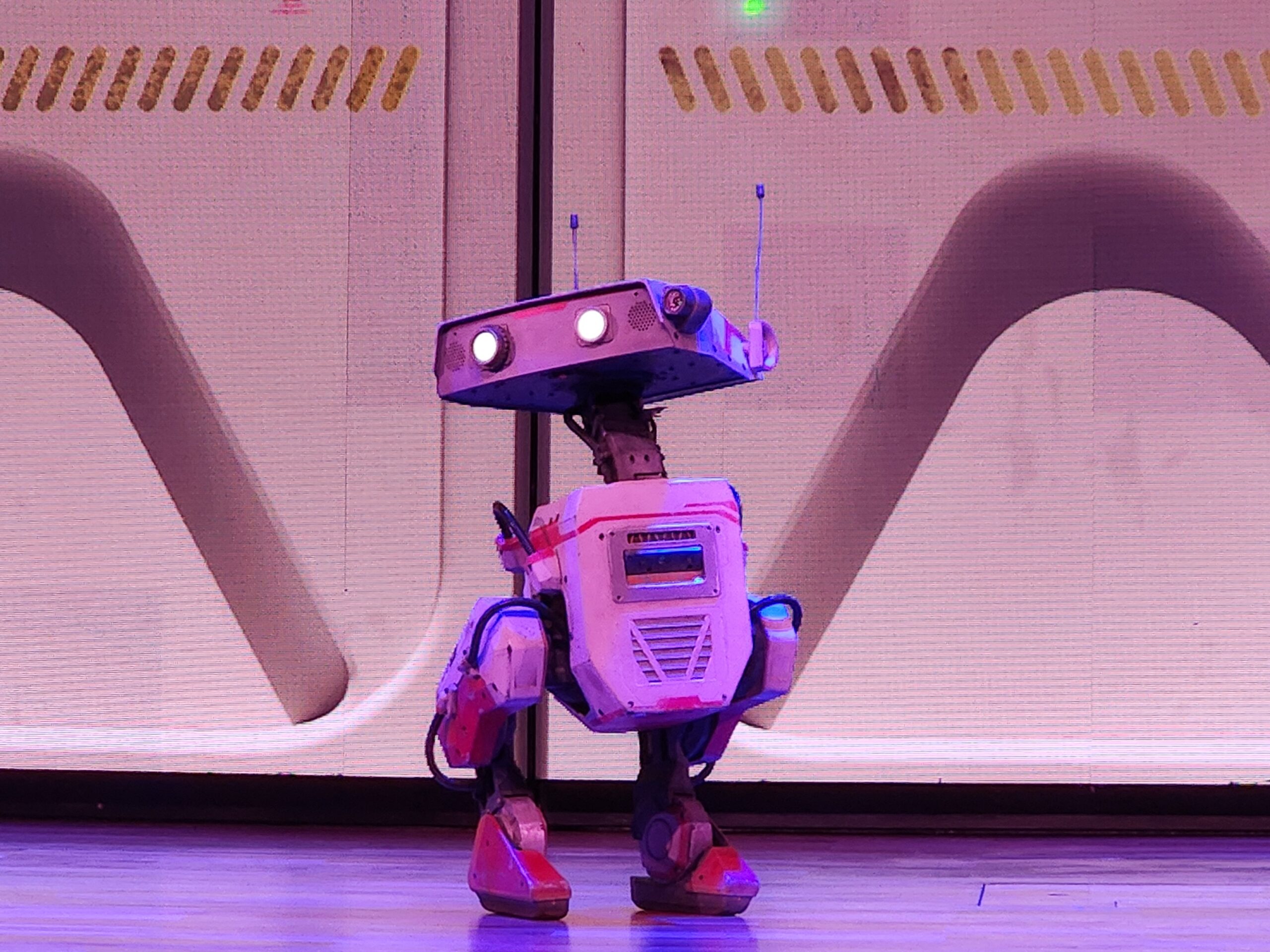 Red droid on stage at the Luna lounge.